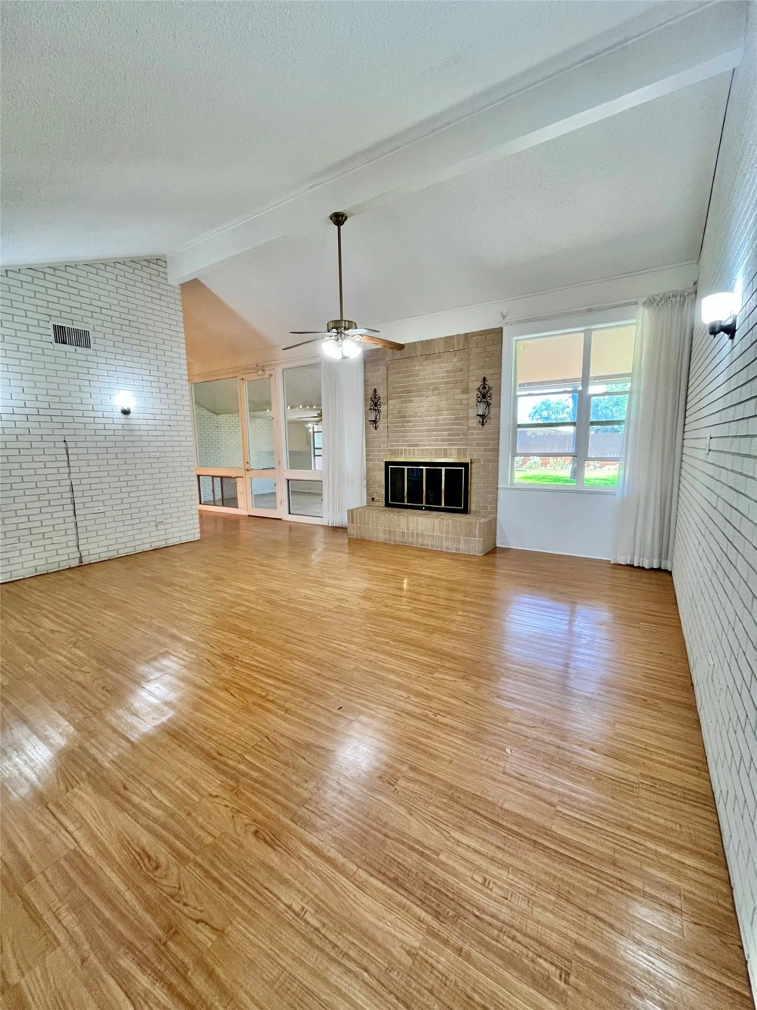 Single Family Residence For Sale in Hamilton County , 416 Jones Street, Hamilton, Texas 76531, 2 Bedroom, 2 Bathroom, 2 Garage spaces, 1,936 Sqft, built in 1973, mls#21318726, Real Estate Agent in Hamilton, Homes For Sale in Hamilton county, Homes For Sale in Hamilton, Realtor in Hamilton Texas, Real Estate Brokerage Independent Realty Texas, Luminita Cordes Realtor