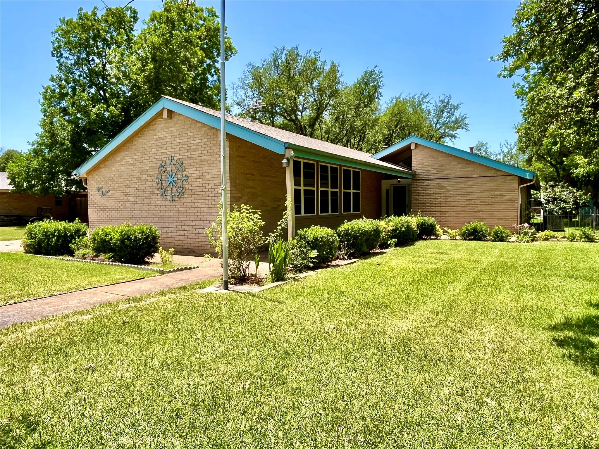 Single Family Residence For Sale in Hamilton County , 416 Jones Street, Hamilton, Texas 76531, 2 Bedroom, 2 Bathroom, 2 Garage spaces, 1,936 Sqft, built in 1973, mls#21318726, Real Estate Agent in Hamilton, Homes For Sale in Hamilton county, Homes For Sale in Hamilton, Realtor in Hamilton Texas, Real Estate Brokerage Independent Realty Texas, Luminita Cordes Realtor