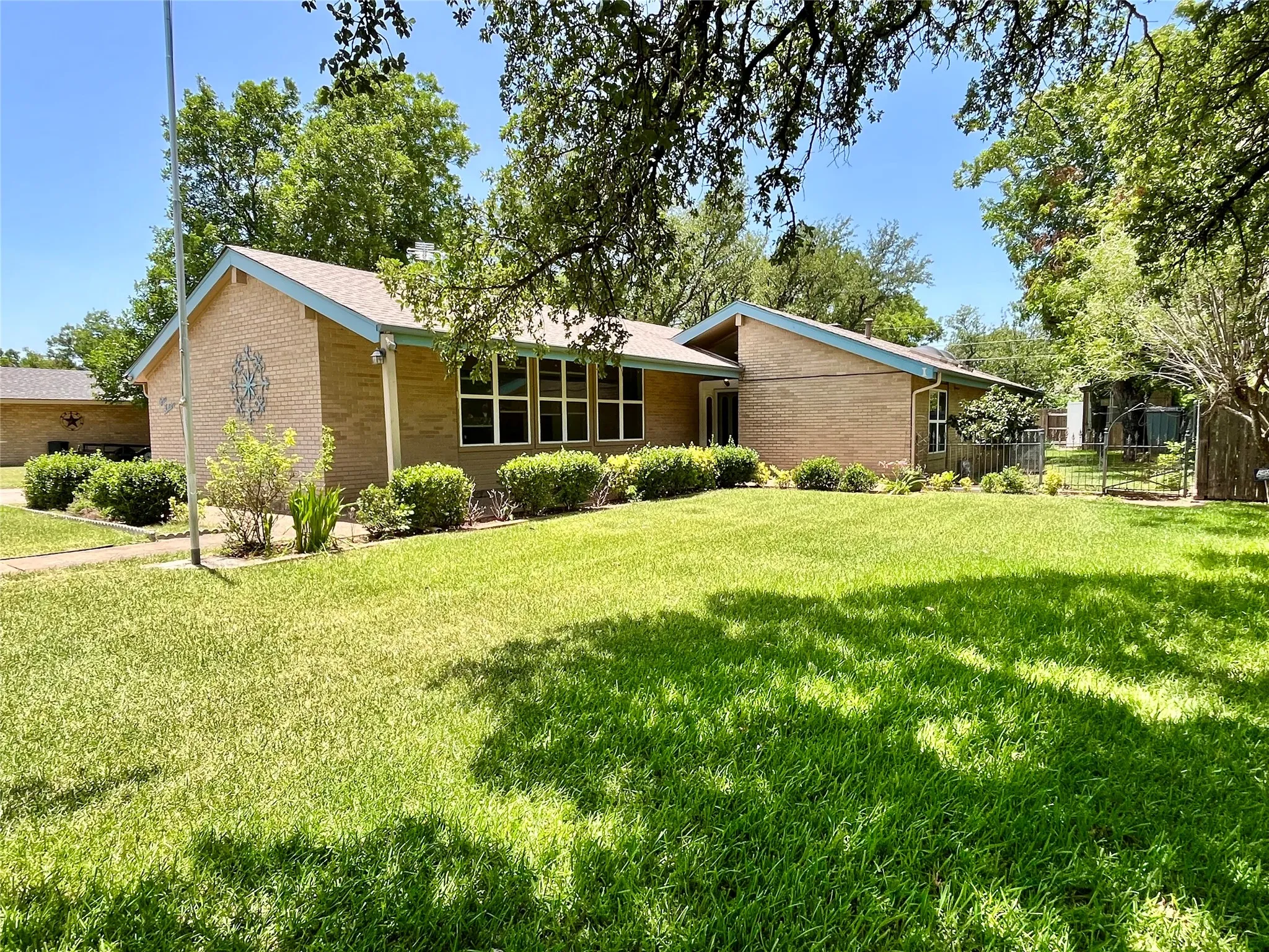 Single Family Residence For Sale in Hamilton County , 416 Jones Street, Hamilton, Texas 76531, 2 Bedroom, 2 Bathroom, 2 Garage spaces, 1,936 Sqft, built in 1973, mls#21318726, Real Estate Agent in Hamilton, Homes For Sale in Hamilton county, Homes For Sale in Hamilton, Realtor in Hamilton Texas, Real Estate Brokerage Independent Realty Texas, Luminita Cordes Realtor