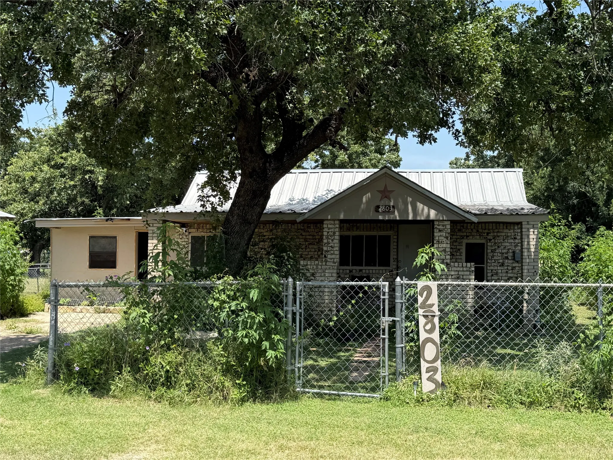 Single Family Residence For Sale in Brown County , 2803 Avenue C, Brownwood, Texas 76801, 3 Bedroom, 1 Bathroom, Garage spaces, 1,026 Sqft, built in 0, mls#21318784, Real Estate Agent in Brownwood, Homes For Sale in Brown county, Homes For Sale in Brownwood, Realtor in Brownwood Texas, Real Estate Brokerage Independent Realty Texas, Luminita Cordes Realtor
