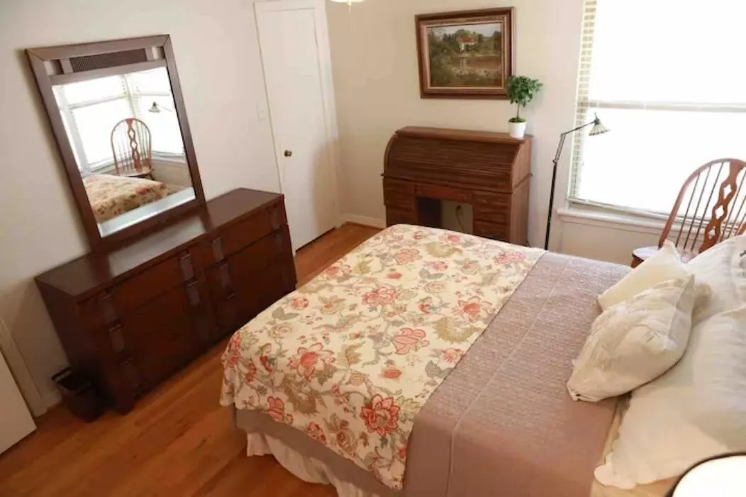 Single Family Residence For Sale in Dallas County , 3708 Park Lane, Dallas, Texas 75220, 2 Bedroom, 1 Bathroom, 2 Garage spaces, 1,378 Sqft, built in 1950, mls#21318781, Real Estate Agent in Dallas, Homes For Sale in Dallas county, Homes For Sale in Dallas, Realtor in Dallas Texas, Real Estate Brokerage Independent Realty Texas, Luminita Cordes Realtor