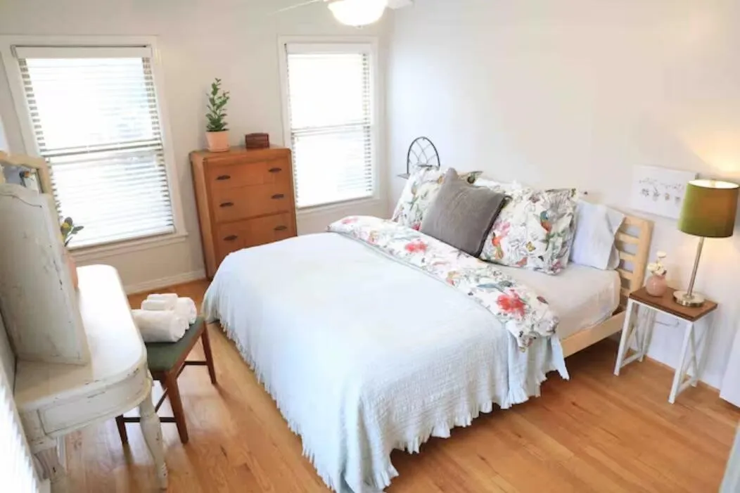 Single Family Residence For Sale in Dallas County , 3708 Park Lane, Dallas, Texas 75220, 2 Bedroom, 1 Bathroom, 2 Garage spaces, 1,378 Sqft, built in 1950, mls#21318781, Real Estate Agent in Dallas, Homes For Sale in Dallas county, Homes For Sale in Dallas, Realtor in Dallas Texas, Real Estate Brokerage Independent Realty Texas, Luminita Cordes Realtor