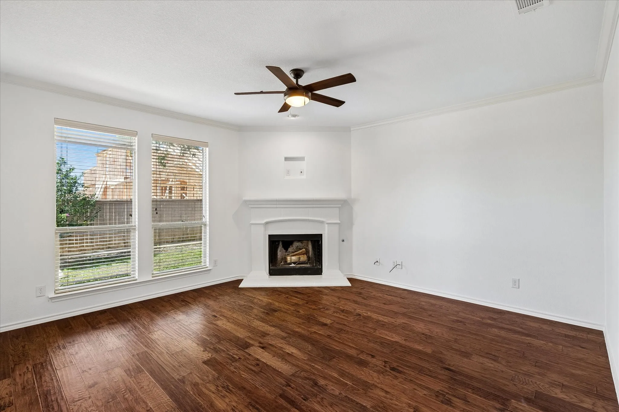 Single Family Residence For Sale in Tarrant County , 5109 Carnoustie Trail, Arlington, Texas 76001, 3 Bedroom, 2 Bathroom, 2 Garage spaces, 1,864 Sqft, built in 2011, mls#21318756, Real Estate Agent in Arlington, Homes For Sale in Tarrant county, Homes For Sale in Arlington, Realtor in Arlington Texas, Real Estate Brokerage Independent Realty Texas, Luminita Cordes Realtor