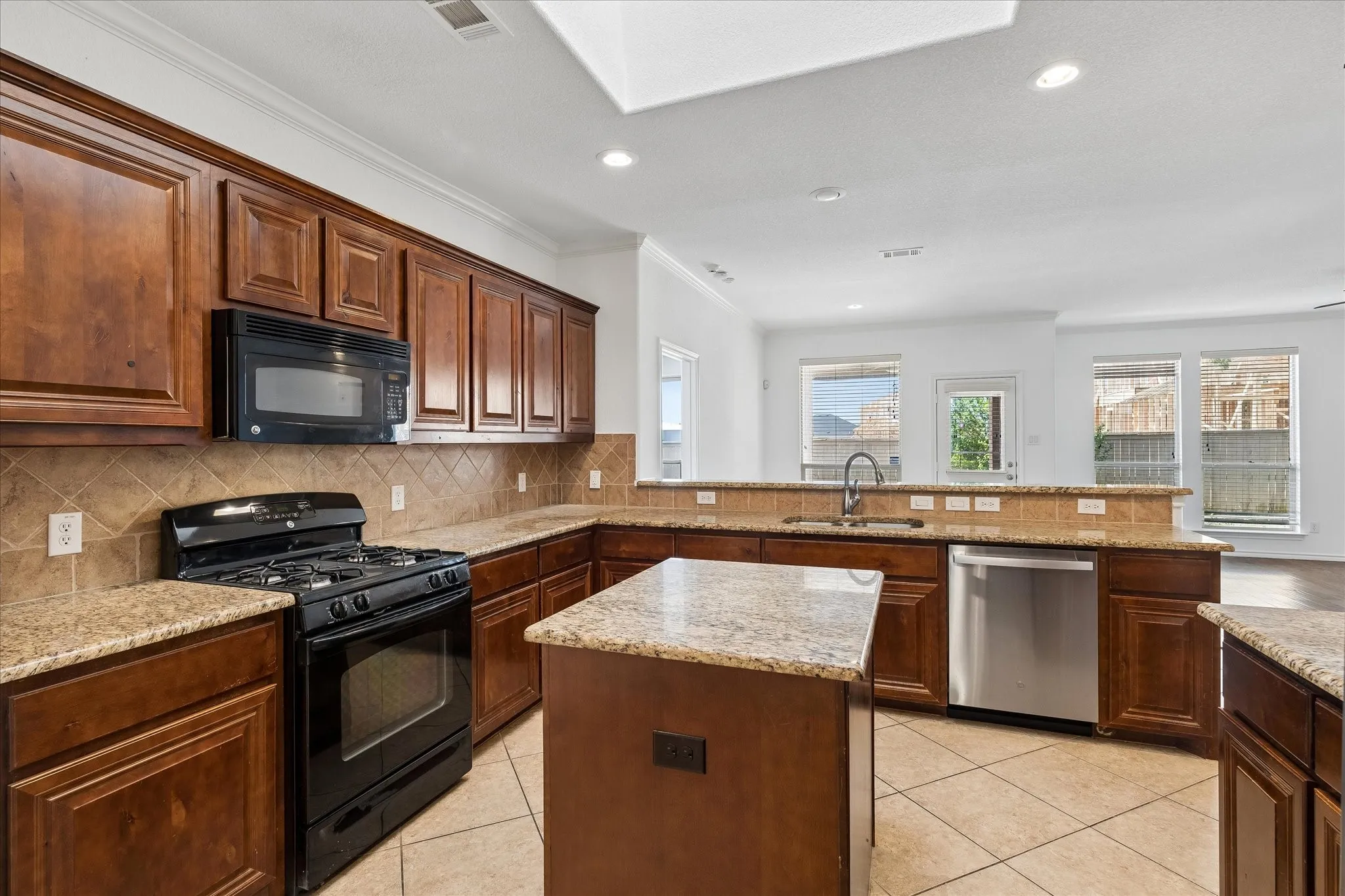 Single Family Residence For Sale in Tarrant County , 5109 Carnoustie Trail, Arlington, Texas 76001, 3 Bedroom, 2 Bathroom, 2 Garage spaces, 1,864 Sqft, built in 2011, mls#21318756, Real Estate Agent in Arlington, Homes For Sale in Tarrant county, Homes For Sale in Arlington, Realtor in Arlington Texas, Real Estate Brokerage Independent Realty Texas, Luminita Cordes Realtor