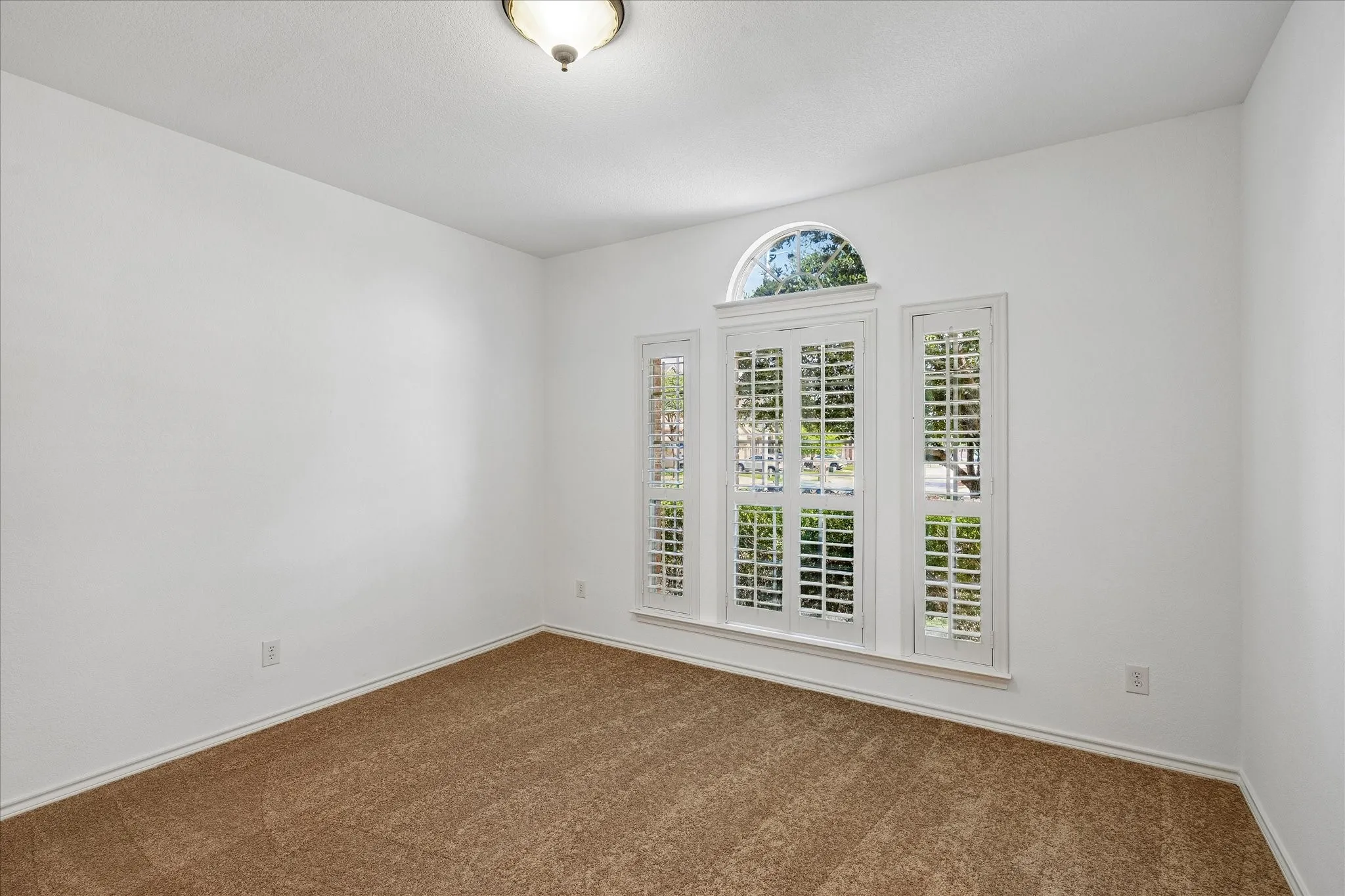 Single Family Residence For Sale in Tarrant County , 5109 Carnoustie Trail, Arlington, Texas 76001, 3 Bedroom, 2 Bathroom, 2 Garage spaces, 1,864 Sqft, built in 2011, mls#21318756, Real Estate Agent in Arlington, Homes For Sale in Tarrant county, Homes For Sale in Arlington, Realtor in Arlington Texas, Real Estate Brokerage Independent Realty Texas, Luminita Cordes Realtor