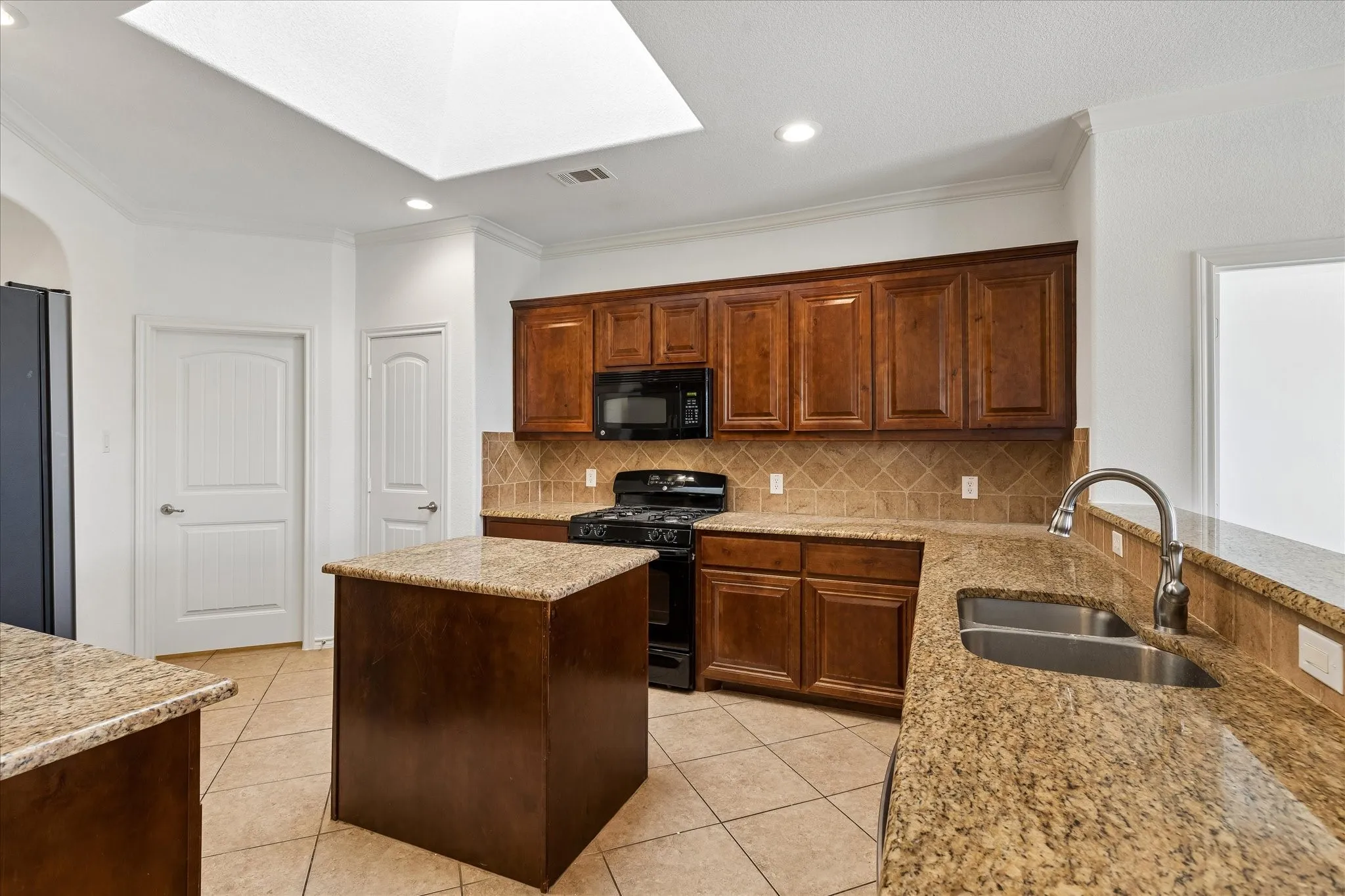 Single Family Residence For Sale in Tarrant County , 5109 Carnoustie Trail, Arlington, Texas 76001, 3 Bedroom, 2 Bathroom, 2 Garage spaces, 1,864 Sqft, built in 2011, mls#21318756, Real Estate Agent in Arlington, Homes For Sale in Tarrant county, Homes For Sale in Arlington, Realtor in Arlington Texas, Real Estate Brokerage Independent Realty Texas, Luminita Cordes Realtor