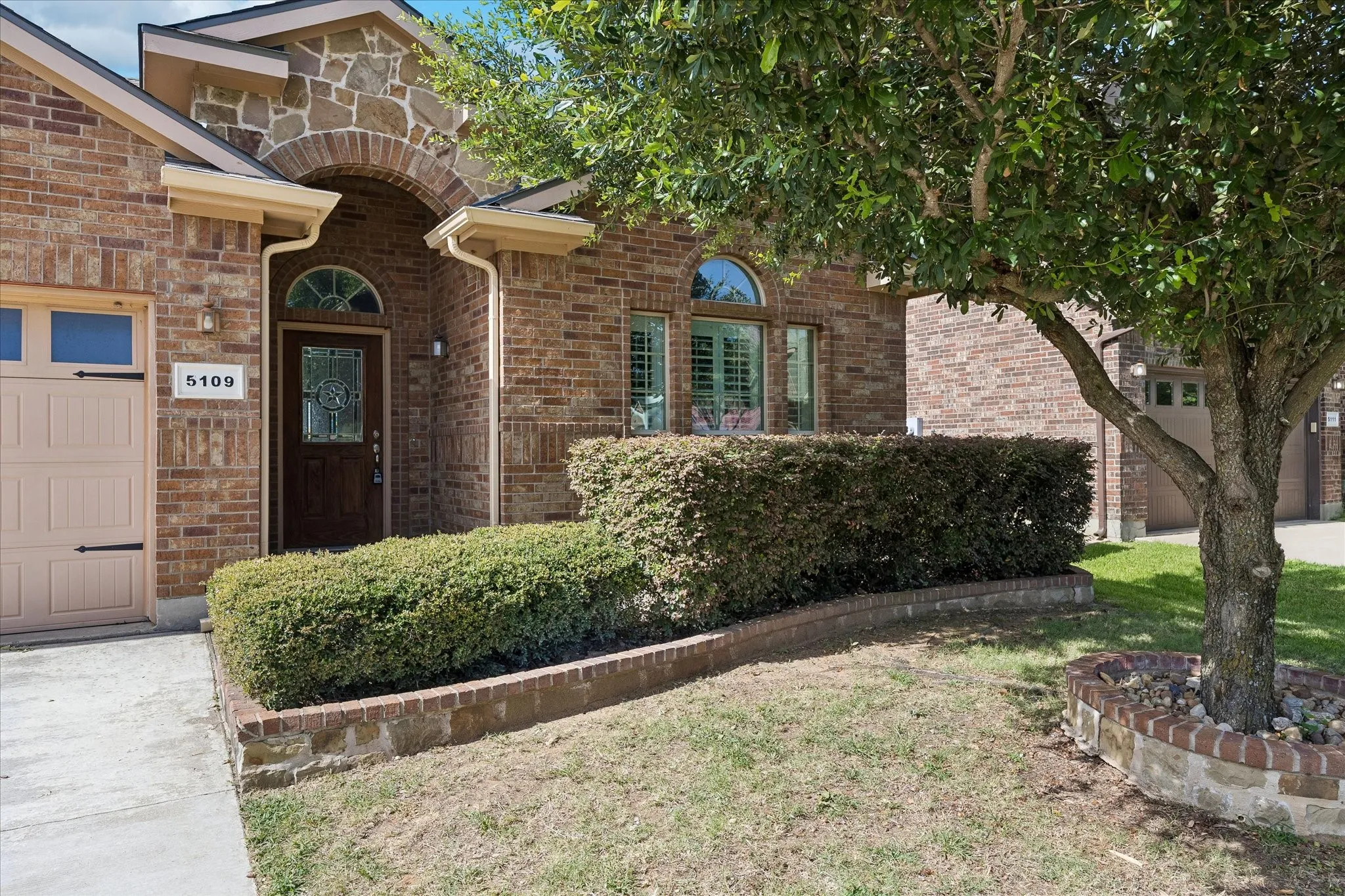 Single Family Residence For Sale in Tarrant County , 5109 Carnoustie Trail, Arlington, Texas 76001, 3 Bedroom, 2 Bathroom, 2 Garage spaces, 1,864 Sqft, built in 2011, mls#21318756, Real Estate Agent in Arlington, Homes For Sale in Tarrant county, Homes For Sale in Arlington, Realtor in Arlington Texas, Real Estate Brokerage Independent Realty Texas, Luminita Cordes Realtor