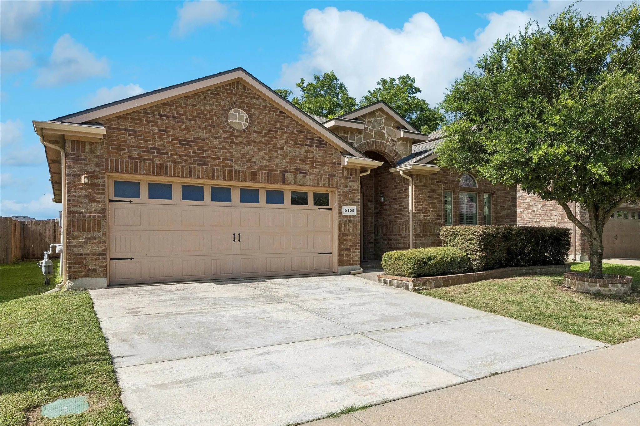 Single Family Residence For Sale in Tarrant County , 5109 Carnoustie Trail, Arlington, Texas 76001, 3 Bedroom, 2 Bathroom, 2 Garage spaces, 1,864 Sqft, built in 2011, mls#21318756, Real Estate Agent in Arlington, Homes For Sale in Tarrant county, Homes For Sale in Arlington, Realtor in Arlington Texas, Real Estate Brokerage Independent Realty Texas, Luminita Cordes Realtor