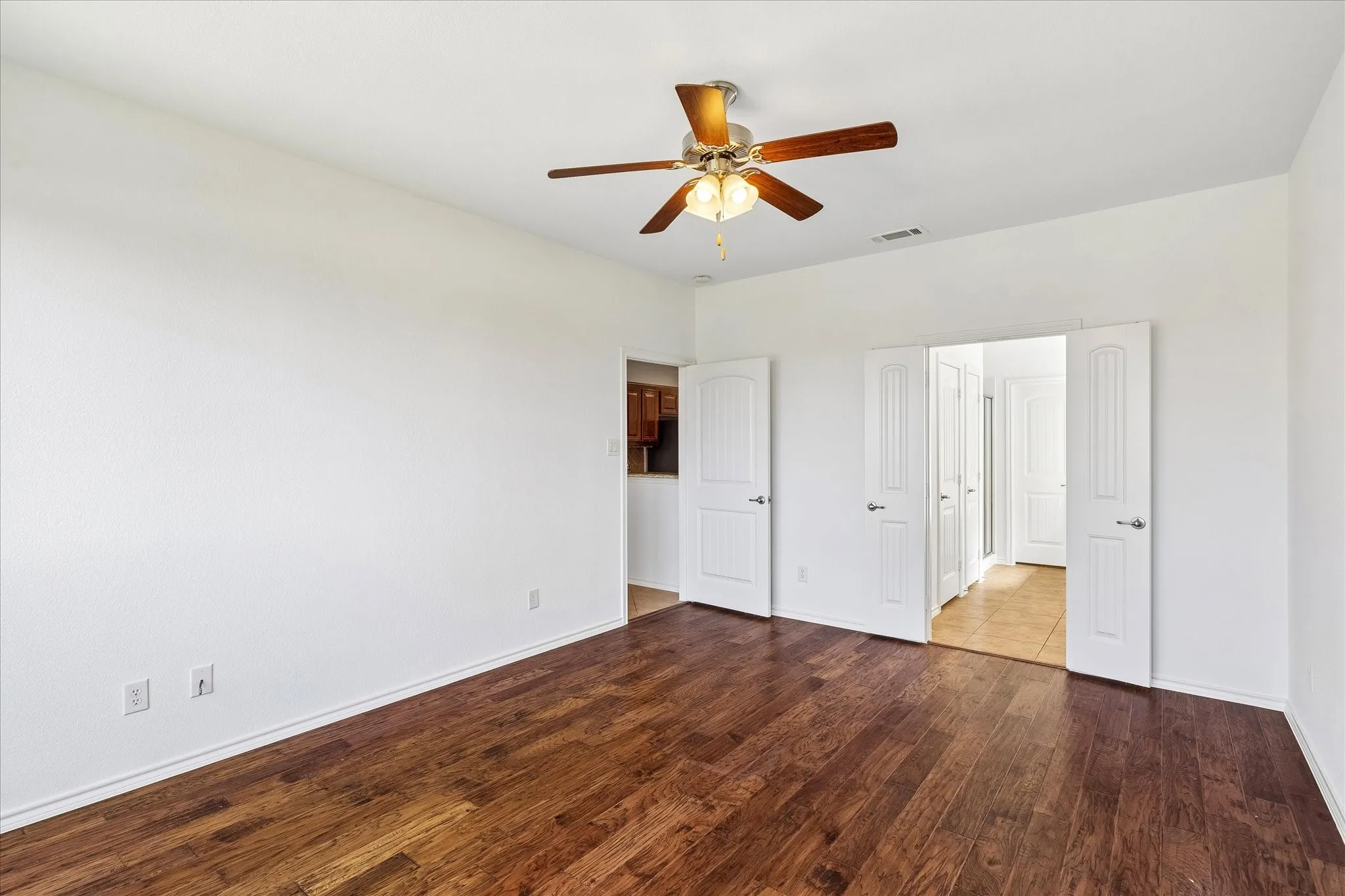 Single Family Residence For Sale in Tarrant County , 5109 Carnoustie Trail, Arlington, Texas 76001, 3 Bedroom, 2 Bathroom, 2 Garage spaces, 1,864 Sqft, built in 2011, mls#21318756, Real Estate Agent in Arlington, Homes For Sale in Tarrant county, Homes For Sale in Arlington, Realtor in Arlington Texas, Real Estate Brokerage Independent Realty Texas, Luminita Cordes Realtor