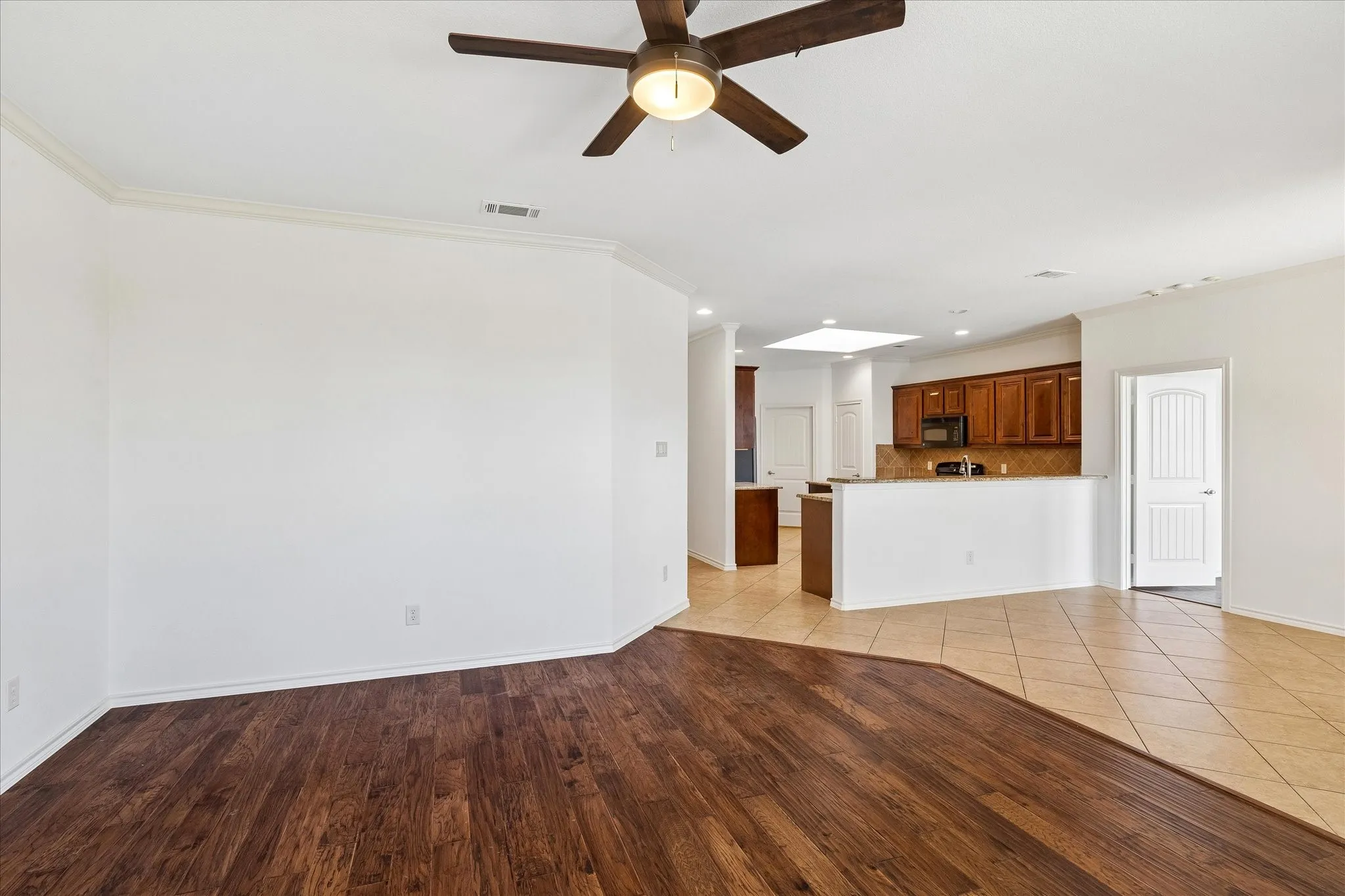 Single Family Residence For Sale in Tarrant County , 5109 Carnoustie Trail, Arlington, Texas 76001, 3 Bedroom, 2 Bathroom, 2 Garage spaces, 1,864 Sqft, built in 2011, mls#21318756, Real Estate Agent in Arlington, Homes For Sale in Tarrant county, Homes For Sale in Arlington, Realtor in Arlington Texas, Real Estate Brokerage Independent Realty Texas, Luminita Cordes Realtor