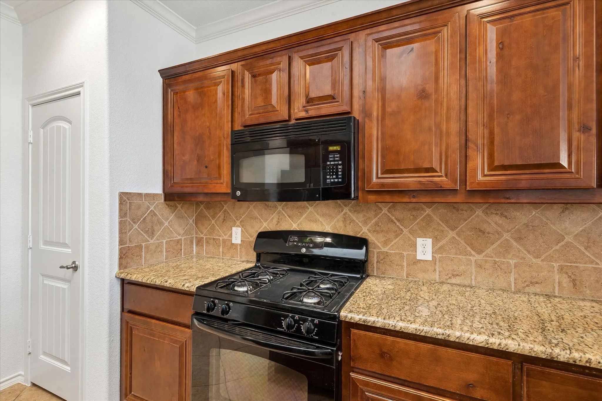 Single Family Residence For Sale in Tarrant County , 5109 Carnoustie Trail, Arlington, Texas 76001, 3 Bedroom, 2 Bathroom, 2 Garage spaces, 1,864 Sqft, built in 2011, mls#21318756, Real Estate Agent in Arlington, Homes For Sale in Tarrant county, Homes For Sale in Arlington, Realtor in Arlington Texas, Real Estate Brokerage Independent Realty Texas, Luminita Cordes Realtor