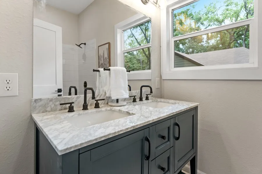 Single Family Residence For Sale in Henderson County , 103 Deer Island Road, Mabank, Texas 75156, 4 Bedroom, 2 Bathroom, 4 Garage spaces, 3,166 Sqft, built in 1975, mls#21318792, Real Estate Agent in Mabank, Homes For Sale in Henderson county, Homes For Sale in Mabank, Realtor in Mabank Texas, Real Estate Brokerage Independent Realty Texas, Luminita Cordes Realtor