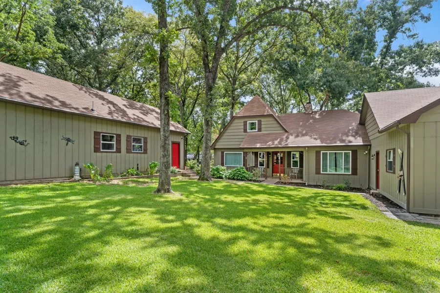 Single Family Residence For Sale in Henderson County , 103 Deer Island Road, Mabank, Texas 75156, 4 Bedroom, 2 Bathroom, 4 Garage spaces, 3,166 Sqft, built in 1975, mls#21318792, Real Estate Agent in Mabank, Homes For Sale in Henderson county, Homes For Sale in Mabank, Realtor in Mabank Texas, Real Estate Brokerage Independent Realty Texas, Luminita Cordes Realtor