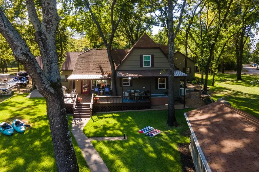 Single Family Residence For Sale in Henderson County , 103 Deer Island Road, Mabank, Texas 75156, 4 Bedroom, 2 Bathroom, 4 Garage spaces, 3,166 Sqft, built in 1975, mls#21318792, Real Estate Agent in Mabank, Homes For Sale in Henderson county, Homes For Sale in Mabank, Realtor in Mabank Texas, Real Estate Brokerage Independent Realty Texas, Luminita Cordes Realtor