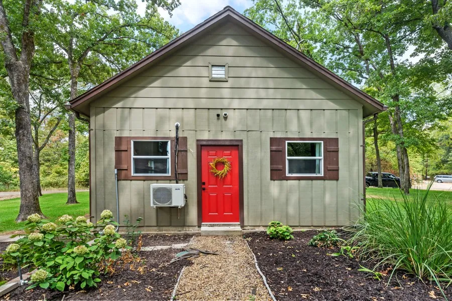 Single Family Residence For Sale in Henderson County , 103 Deer Island Road, Mabank, Texas 75156, 4 Bedroom, 2 Bathroom, 4 Garage spaces, 3,166 Sqft, built in 1975, mls#21318792, Real Estate Agent in Mabank, Homes For Sale in Henderson county, Homes For Sale in Mabank, Realtor in Mabank Texas, Real Estate Brokerage Independent Realty Texas, Luminita Cordes Realtor
