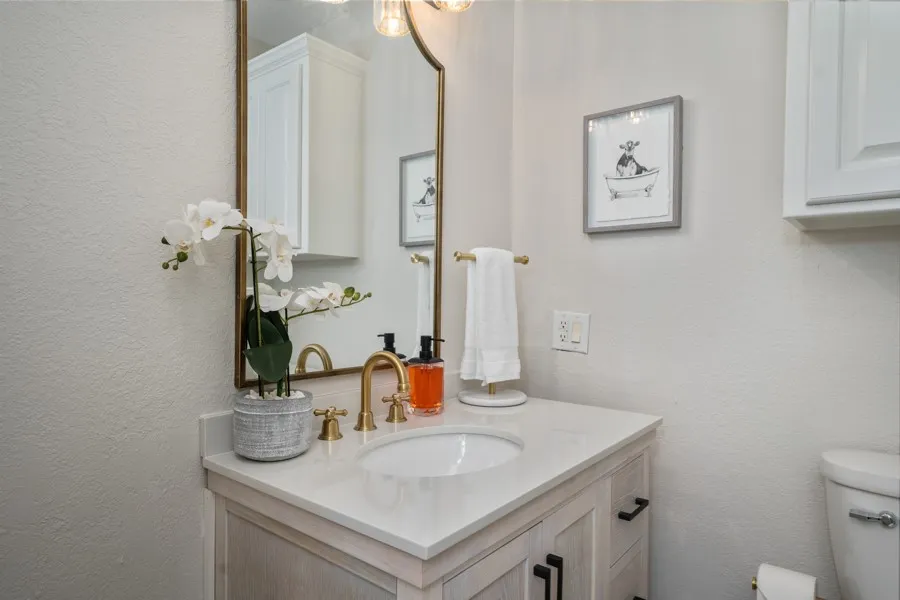 Single Family Residence For Sale in Henderson County , 103 Deer Island Road, Mabank, Texas 75156, 4 Bedroom, 2 Bathroom, 4 Garage spaces, 3,166 Sqft, built in 1975, mls#21318792, Real Estate Agent in Mabank, Homes For Sale in Henderson county, Homes For Sale in Mabank, Realtor in Mabank Texas, Real Estate Brokerage Independent Realty Texas, Luminita Cordes Realtor
