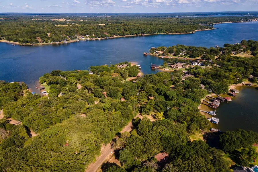 Single Family Residence For Sale in Henderson County , 103 Deer Island Road, Mabank, Texas 75156, 4 Bedroom, 2 Bathroom, 4 Garage spaces, 3,166 Sqft, built in 1975, mls#21318792, Real Estate Agent in Mabank, Homes For Sale in Henderson county, Homes For Sale in Mabank, Realtor in Mabank Texas, Real Estate Brokerage Independent Realty Texas, Luminita Cordes Realtor