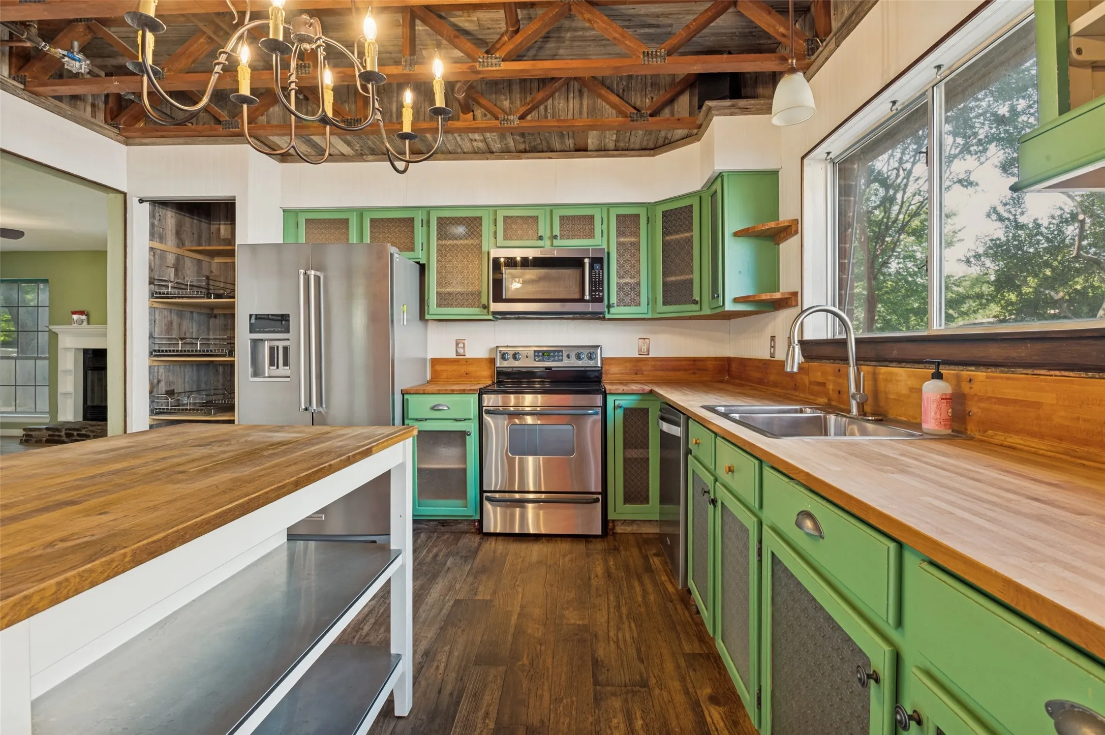 Single Family Residence For Rent in Dallas County , 8420 Creekbluff Drive, Dallas, Texas 75249, 4 Bedroom, 3 Bathroom, 2 Garage spaces, 2,572 Sqft, built in 1988, mls#21318794, Real Estate Agent in Dallas, Homes For Rent in Dallas county, Homes For Rent in Dallas, Realtor in Dallas Texas, Real Estate Brokerage Independent Realty Texas, Luminita Cordes Realtor
