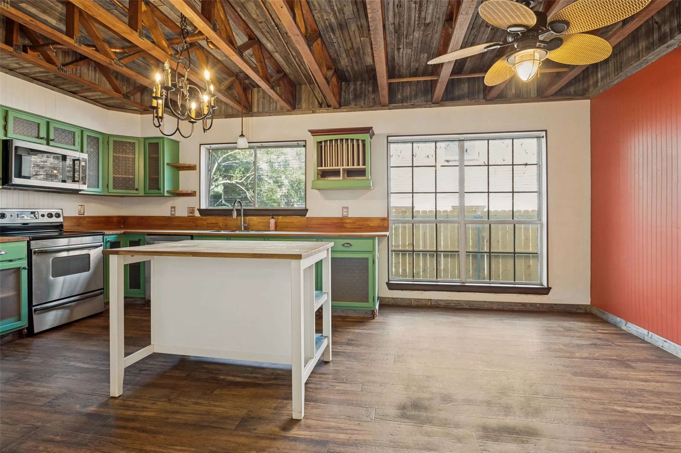 Single Family Residence For Rent in Dallas County , 8420 Creekbluff Drive, Dallas, Texas 75249, 4 Bedroom, 3 Bathroom, 2 Garage spaces, 2,572 Sqft, built in 1988, mls#21318794, Real Estate Agent in Dallas, Homes For Rent in Dallas county, Homes For Rent in Dallas, Realtor in Dallas Texas, Real Estate Brokerage Independent Realty Texas, Luminita Cordes Realtor
