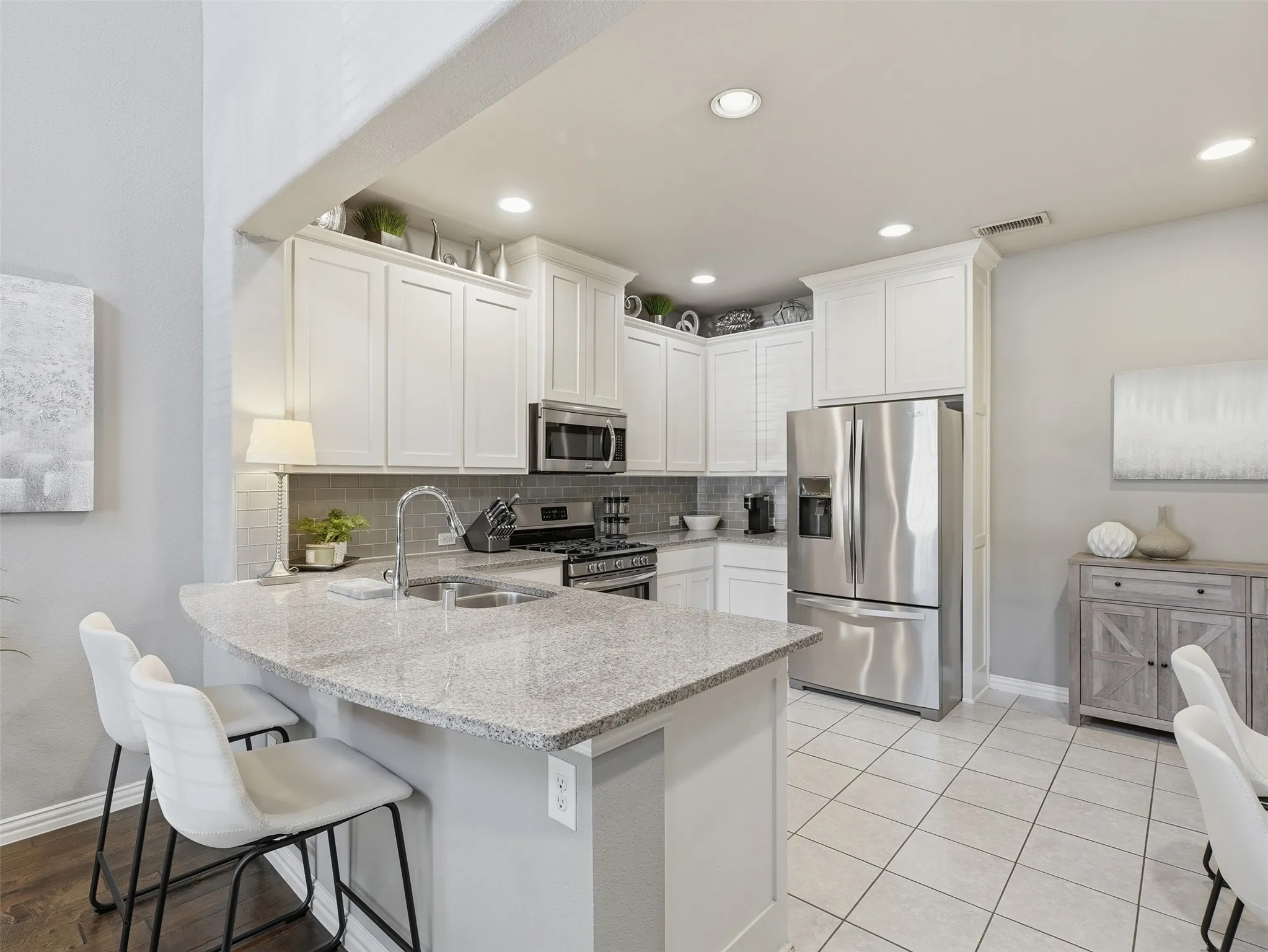Townhouse For Sale in Tarrant County , 3915 Cascade Sky Drive, Arlington, Texas 76005, 2 Bedroom, 3 Bathroom, 2 Garage spaces, 1,399 Sqft, built in 2014, mls#21318799, Real Estate Agent in Arlington, Homes For Sale in Tarrant county, Homes For Sale in Arlington, Realtor in Arlington Texas, Real Estate Brokerage Independent Realty Texas, Luminita Cordes Realtor