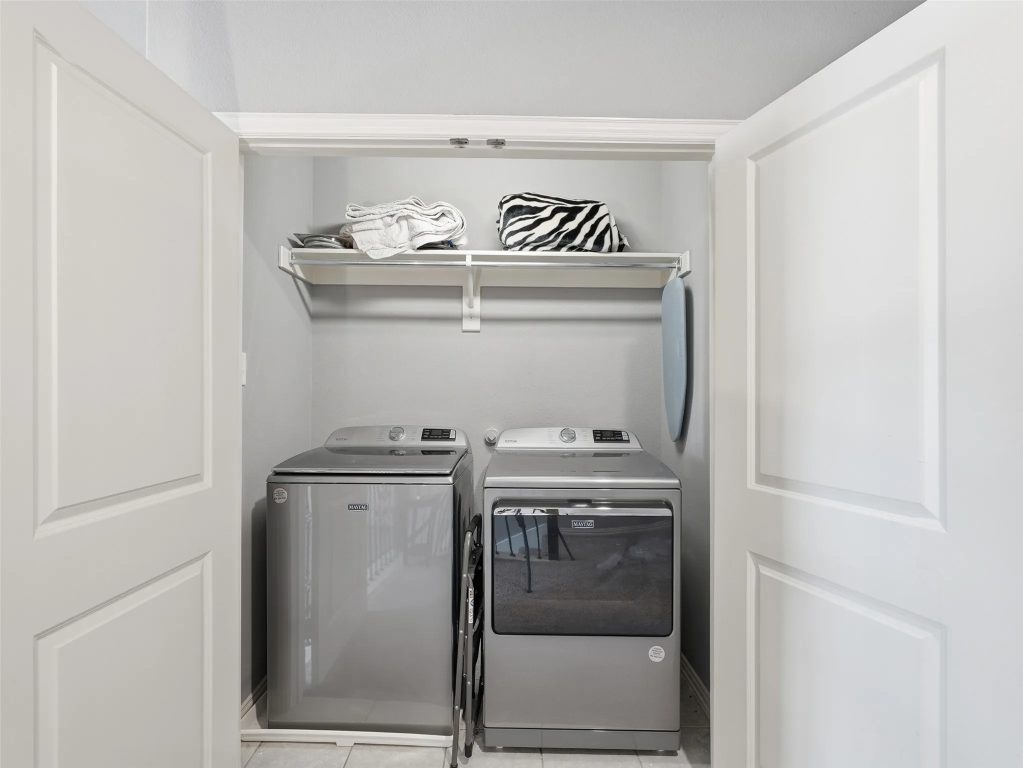 Townhouse For Sale in Tarrant County , 3915 Cascade Sky Drive, Arlington, Texas 76005, 2 Bedroom, 3 Bathroom, 2 Garage spaces, 1,399 Sqft, built in 2014, mls#21318799, Real Estate Agent in Arlington, Homes For Sale in Tarrant county, Homes For Sale in Arlington, Realtor in Arlington Texas, Real Estate Brokerage Independent Realty Texas, Luminita Cordes Realtor