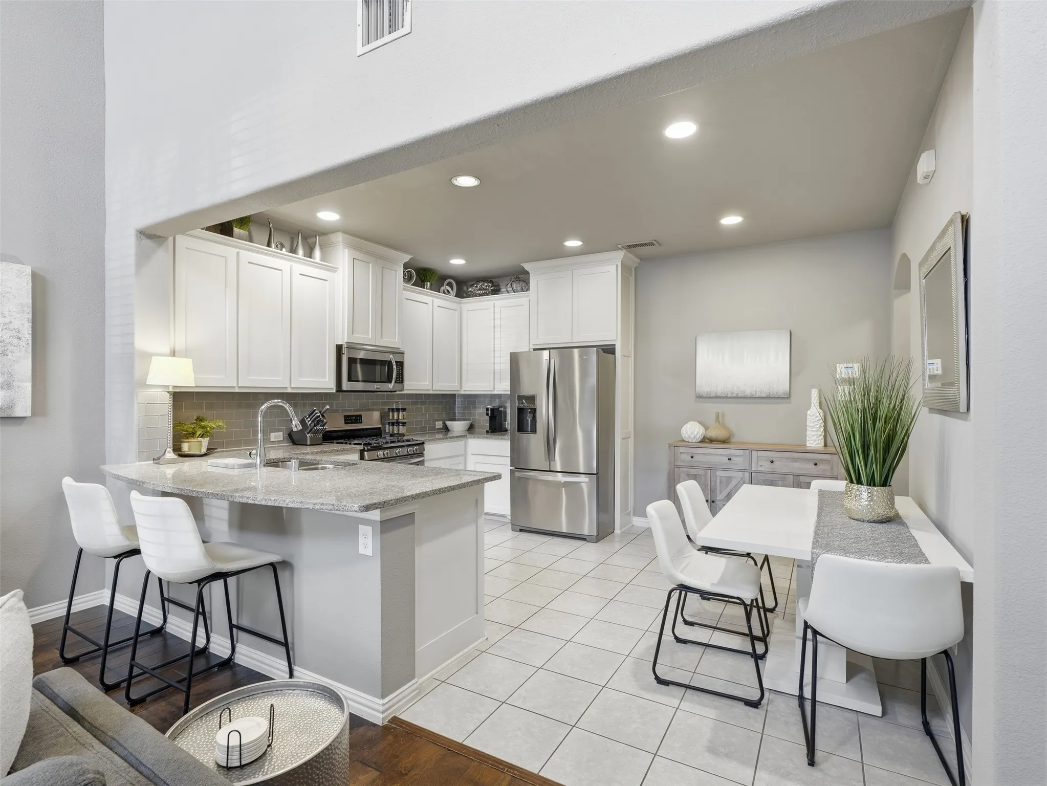 Townhouse For Sale in Tarrant County , 3915 Cascade Sky Drive, Arlington, Texas 76005, 2 Bedroom, 3 Bathroom, 2 Garage spaces, 1,399 Sqft, built in 2014, mls#21318799, Real Estate Agent in Arlington, Homes For Sale in Tarrant county, Homes For Sale in Arlington, Realtor in Arlington Texas, Real Estate Brokerage Independent Realty Texas, Luminita Cordes Realtor
