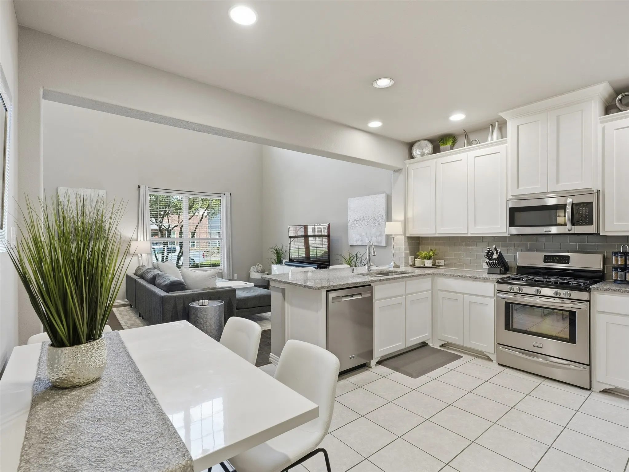 Townhouse For Sale in Tarrant County , 3915 Cascade Sky Drive, Arlington, Texas 76005, 2 Bedroom, 3 Bathroom, 2 Garage spaces, 1,399 Sqft, built in 2014, mls#21318799, Real Estate Agent in Arlington, Homes For Sale in Tarrant county, Homes For Sale in Arlington, Realtor in Arlington Texas, Real Estate Brokerage Independent Realty Texas, Luminita Cordes Realtor
