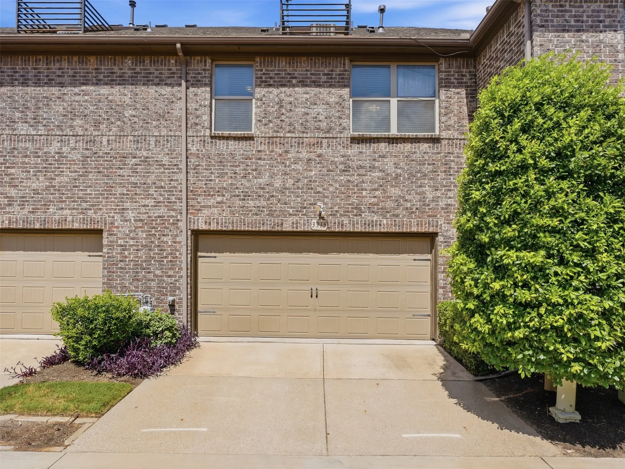 Townhouse For Sale in Tarrant County , 3915 Cascade Sky Drive, Arlington, Texas 76005, 2 Bedroom, 3 Bathroom, 2 Garage spaces, 1,399 Sqft, built in 2014, mls#21318799, Real Estate Agent in Arlington, Homes For Sale in Tarrant county, Homes For Sale in Arlington, Realtor in Arlington Texas, Real Estate Brokerage Independent Realty Texas, Luminita Cordes Realtor