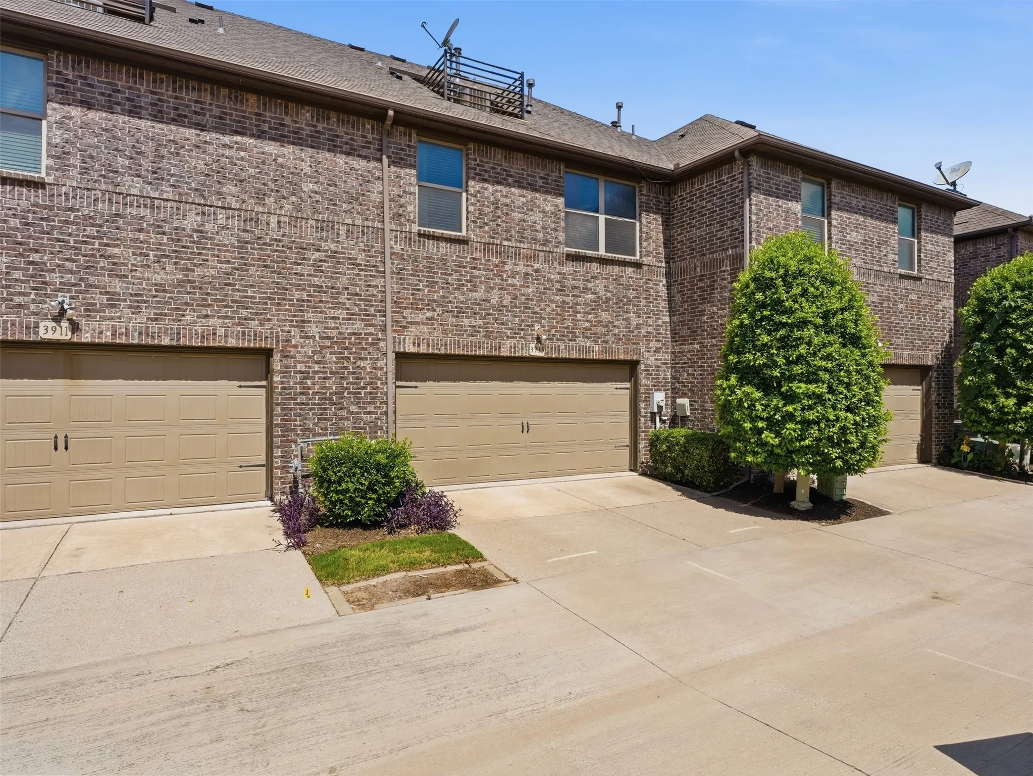 Townhouse For Sale in Tarrant County , 3915 Cascade Sky Drive, Arlington, Texas 76005, 2 Bedroom, 3 Bathroom, 2 Garage spaces, 1,399 Sqft, built in 2014, mls#21318799, Real Estate Agent in Arlington, Homes For Sale in Tarrant county, Homes For Sale in Arlington, Realtor in Arlington Texas, Real Estate Brokerage Independent Realty Texas, Luminita Cordes Realtor