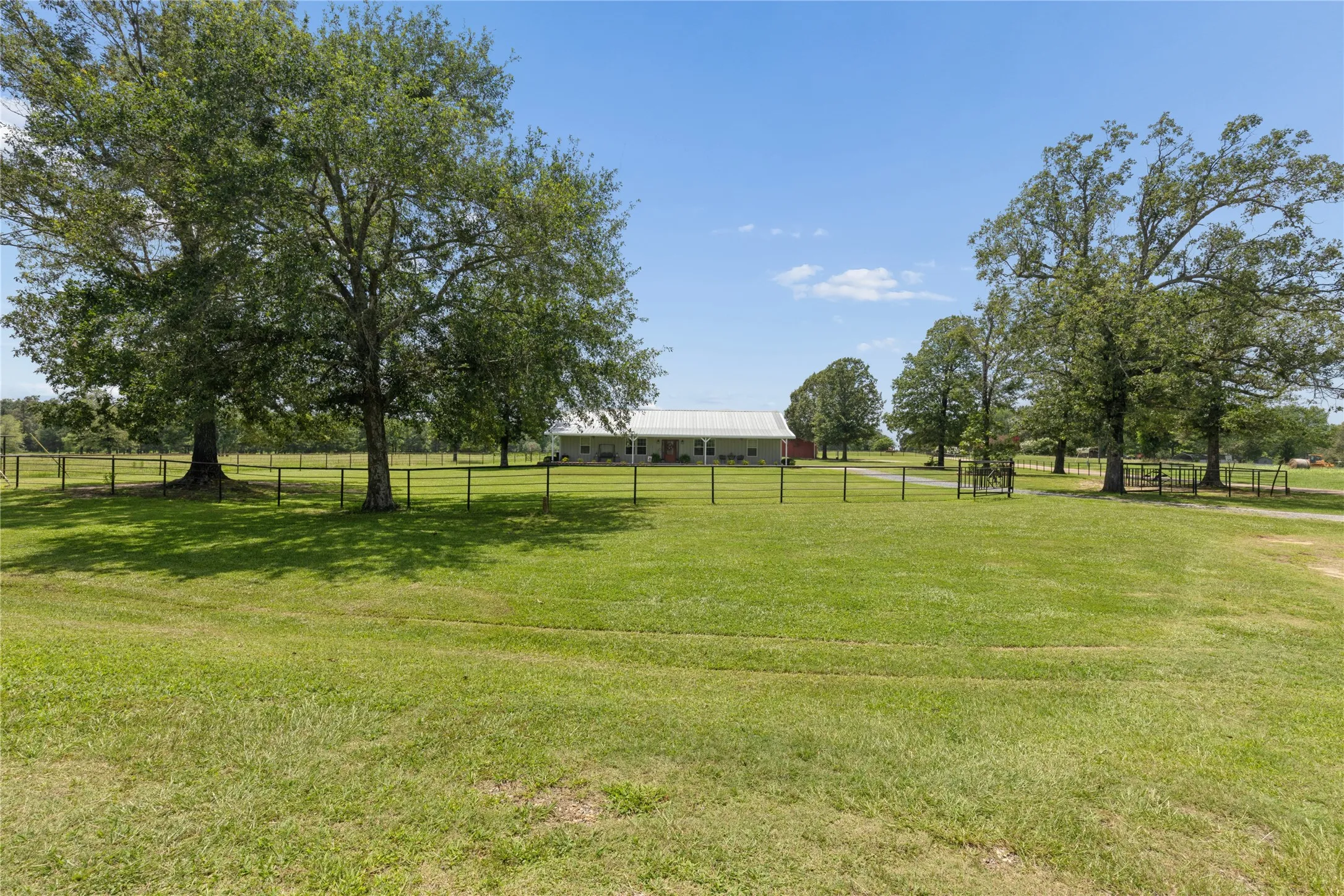 Single Family Residence For Sale in Bowie County , 11 CR 3103, New Boston, Texas 75570, 3 Bedroom, 2 Bathroom, Garage spaces, 2,304 Sqft, built in 2009, mls#21318802, Real Estate Agent in New Boston, Homes For Sale in Bowie county, Homes For Sale in New Boston, Realtor in New Boston Texas, Real Estate Brokerage Independent Realty Texas, Luminita Cordes Realtor