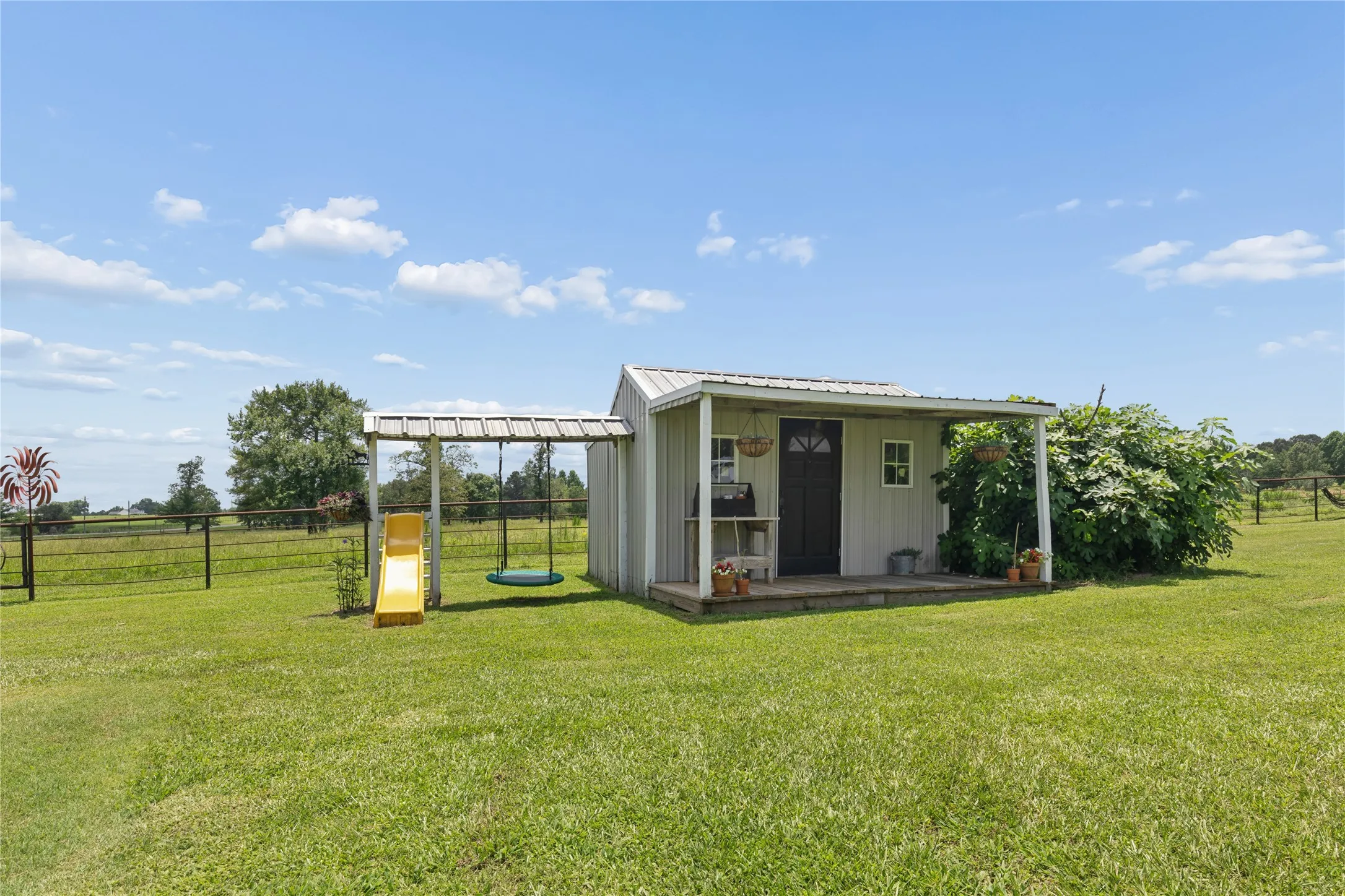 Single Family Residence For Sale in Bowie County , 11 CR 3103, New Boston, Texas 75570, 3 Bedroom, 2 Bathroom, Garage spaces, 2,304 Sqft, built in 2009, mls#21318802, Real Estate Agent in New Boston, Homes For Sale in Bowie county, Homes For Sale in New Boston, Realtor in New Boston Texas, Real Estate Brokerage Independent Realty Texas, Luminita Cordes Realtor
