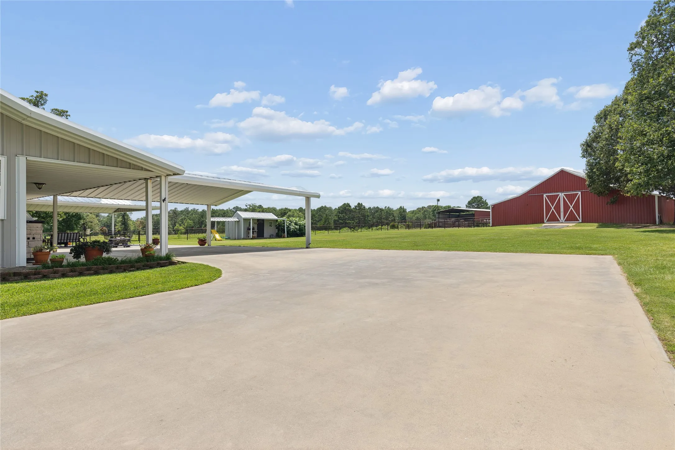 Single Family Residence For Sale in Bowie County , 11 CR 3103, New Boston, Texas 75570, 3 Bedroom, 2 Bathroom, Garage spaces, 2,304 Sqft, built in 2009, mls#21318802, Real Estate Agent in New Boston, Homes For Sale in Bowie county, Homes For Sale in New Boston, Realtor in New Boston Texas, Real Estate Brokerage Independent Realty Texas, Luminita Cordes Realtor