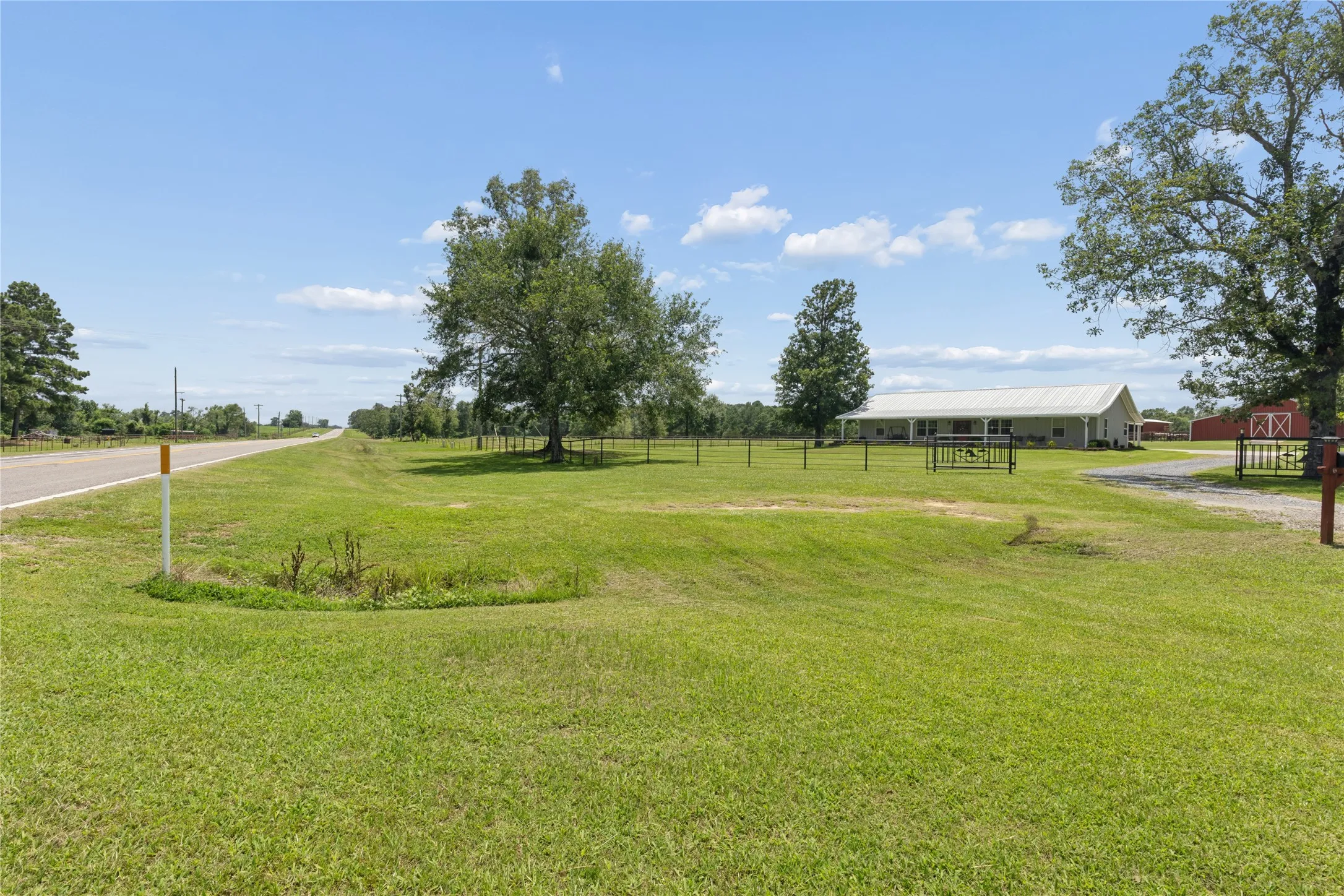 Single Family Residence For Sale in Bowie County , 11 CR 3103, New Boston, Texas 75570, 3 Bedroom, 2 Bathroom, Garage spaces, 2,304 Sqft, built in 2009, mls#21318802, Real Estate Agent in New Boston, Homes For Sale in Bowie county, Homes For Sale in New Boston, Realtor in New Boston Texas, Real Estate Brokerage Independent Realty Texas, Luminita Cordes Realtor