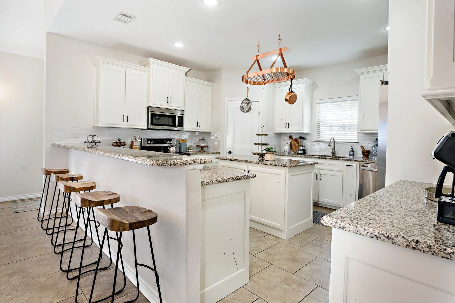 Single Family Residence For Sale in Henderson County , 156 Palisade Drive, Mabank, Texas 75156, 3 Bedroom, 3 Bathroom, 2 Garage spaces, 2,414 Sqft, built in 2013, mls#21318561, Real Estate Agent in Mabank, Homes For Sale in Henderson county, Homes For Sale in Mabank, Realtor in Mabank Texas, Real Estate Brokerage Independent Realty Texas, Luminita Cordes Realtor