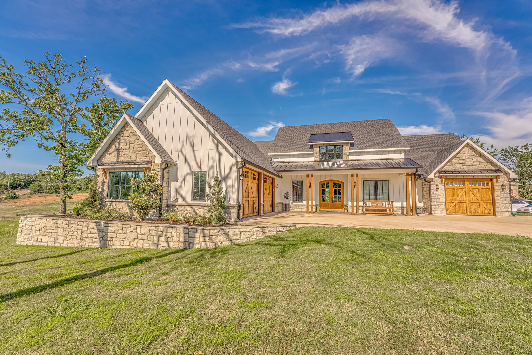Single Family Residence For Sale in Henderson County , 5523 Lakeshore Court, Log Cabin, Texas 75148, 4 Bedrooms, 4 Bathrooms, 3 Garage spaces, 3,338 Sqft, built in 2022, Price $989,000, mls#21318814, Real Estate Agent in Log Cabin, Homes For Sale in Henderson county, Homes For Sale in Log Cabin, Realtor in Log Cabin Texas, Real Estate Brokerage Independent Realty Texas, Luminita Cordes Realtor