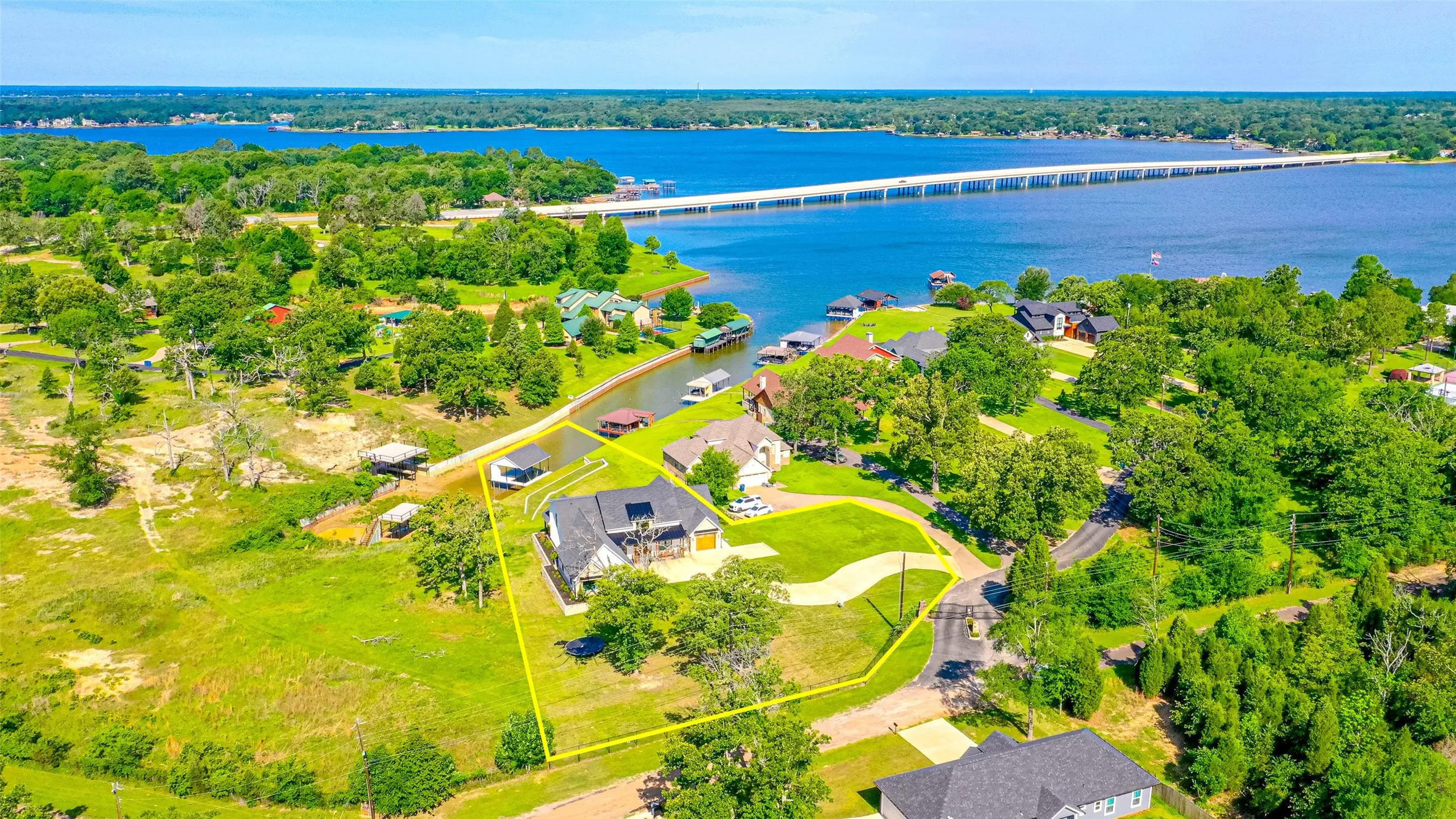Single Family Residence For Sale in Henderson County , 5523 Lakeshore Court, Log Cabin, Texas 75148, 4 Bedrooms, 4 Bathrooms, 3 Garage spaces, 3,338 Sqft, built in 2022, Price $989,000, mls#21318814, Real Estate Agent in Log Cabin, Homes For Sale in Henderson county, Homes For Sale in Log Cabin, Realtor in Log Cabin Texas, Real Estate Brokerage Independent Realty Texas, Luminita Cordes Realtor