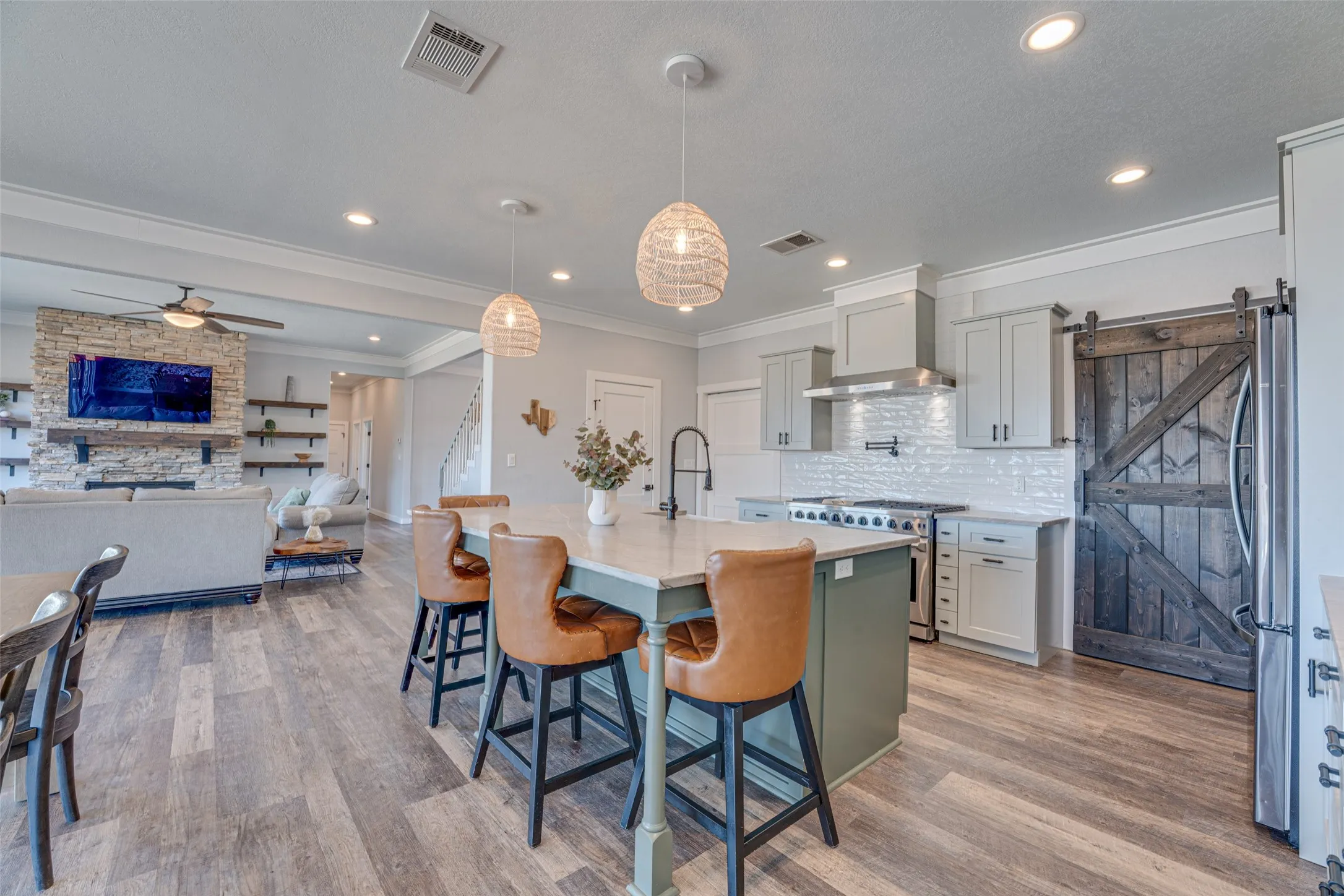 Single Family Residence For Sale in Henderson County , 5523 Lakeshore Court, Log Cabin, Texas 75148, 4 Bedrooms, 4 Bathrooms, 3 Garage spaces, 3,338 Sqft, built in 2022, Price $989,000, mls#21318814, Real Estate Agent in Log Cabin, Homes For Sale in Henderson county, Homes For Sale in Log Cabin, Realtor in Log Cabin Texas, Real Estate Brokerage Independent Realty Texas, Luminita Cordes Realtor