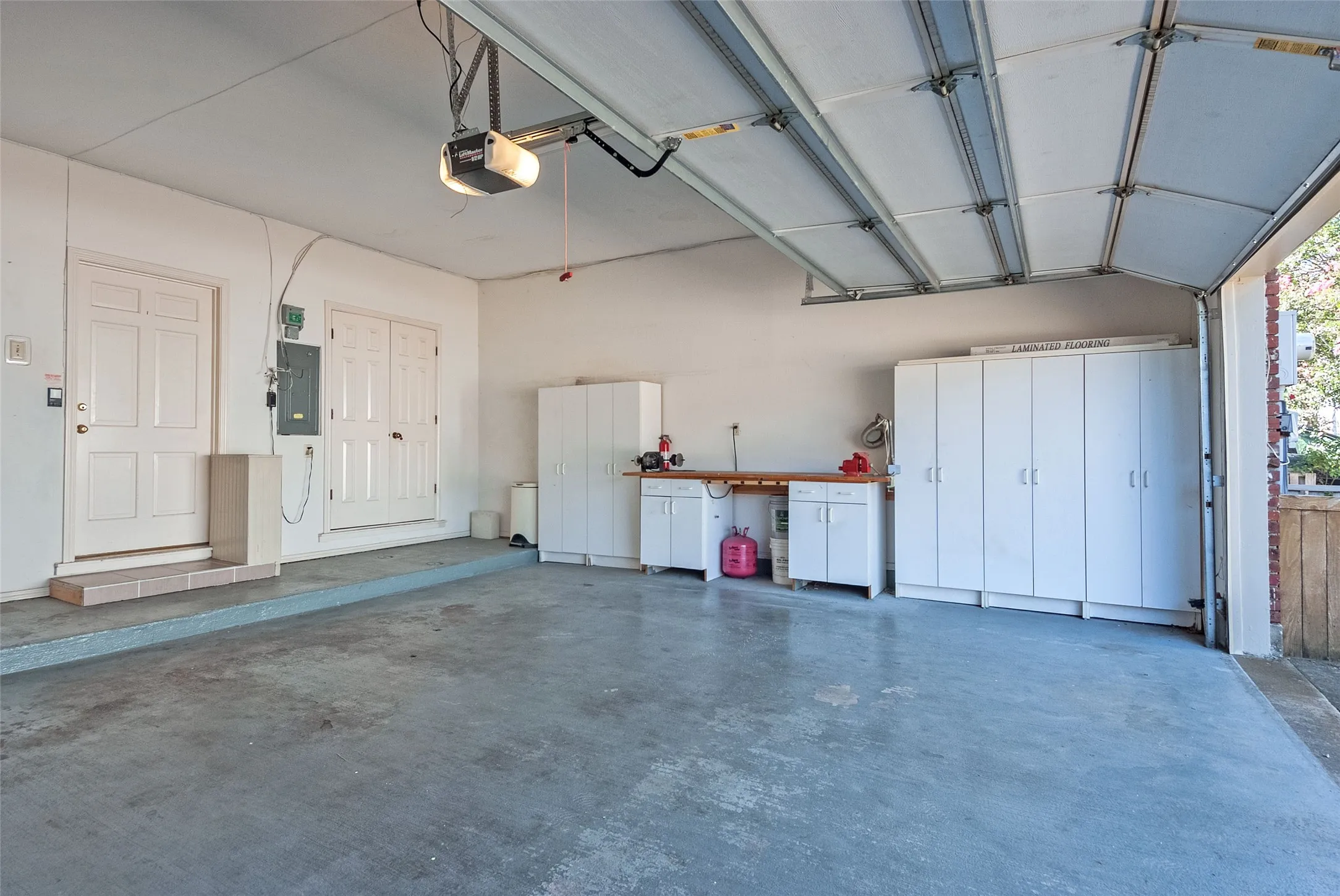 Townhouse For Rent in Dallas County , 4100 Lovers Lane, University Park, Texas 75225, 4 Bedroom, 3 Bathroom, 2 Garage spaces, 2,881 Sqft, built in 1979, mls#21318608, Real Estate Agent in University Park, Homes For Rent in Dallas county, Homes For Rent in University Park, Realtor in University Park Texas, Real Estate Brokerage Independent Realty Texas, Luminita Cordes Realtor