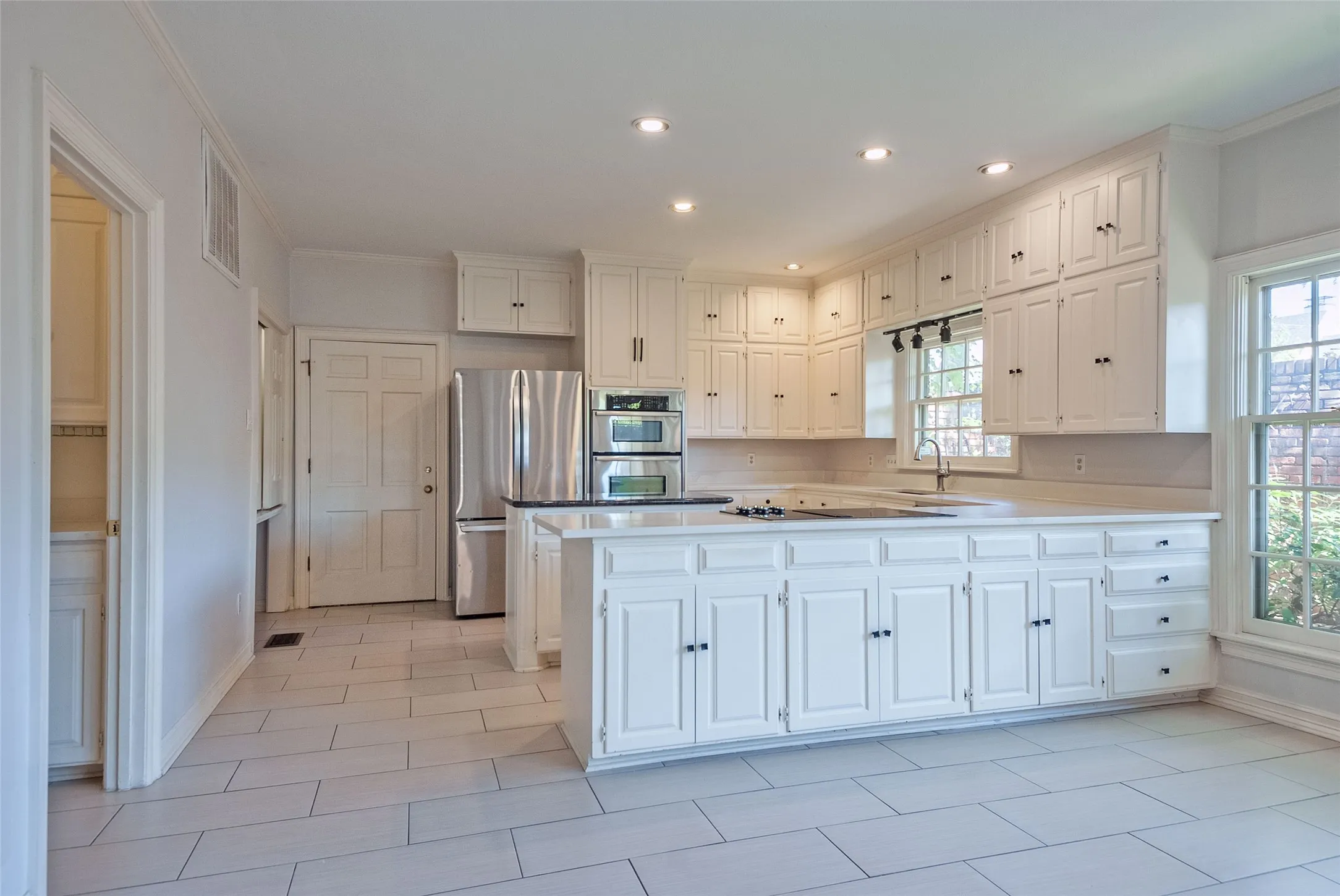 Townhouse For Rent in Dallas County , 4100 Lovers Lane, University Park, Texas 75225, 4 Bedroom, 3 Bathroom, 2 Garage spaces, 2,881 Sqft, built in 1979, mls#21318608, Real Estate Agent in University Park, Homes For Rent in Dallas county, Homes For Rent in University Park, Realtor in University Park Texas, Real Estate Brokerage Independent Realty Texas, Luminita Cordes Realtor