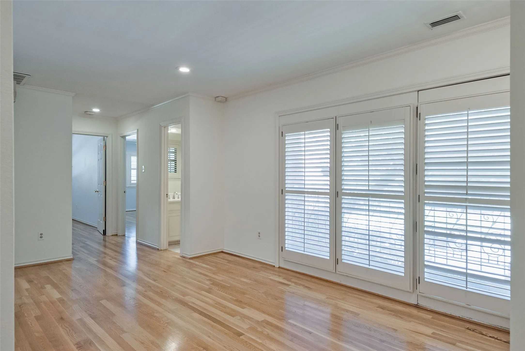Townhouse For Rent in Dallas County , 4100 Lovers Lane, University Park, Texas 75225, 4 Bedroom, 3 Bathroom, 2 Garage spaces, 2,881 Sqft, built in 1979, mls#21318608, Real Estate Agent in University Park, Homes For Rent in Dallas county, Homes For Rent in University Park, Realtor in University Park Texas, Real Estate Brokerage Independent Realty Texas, Luminita Cordes Realtor