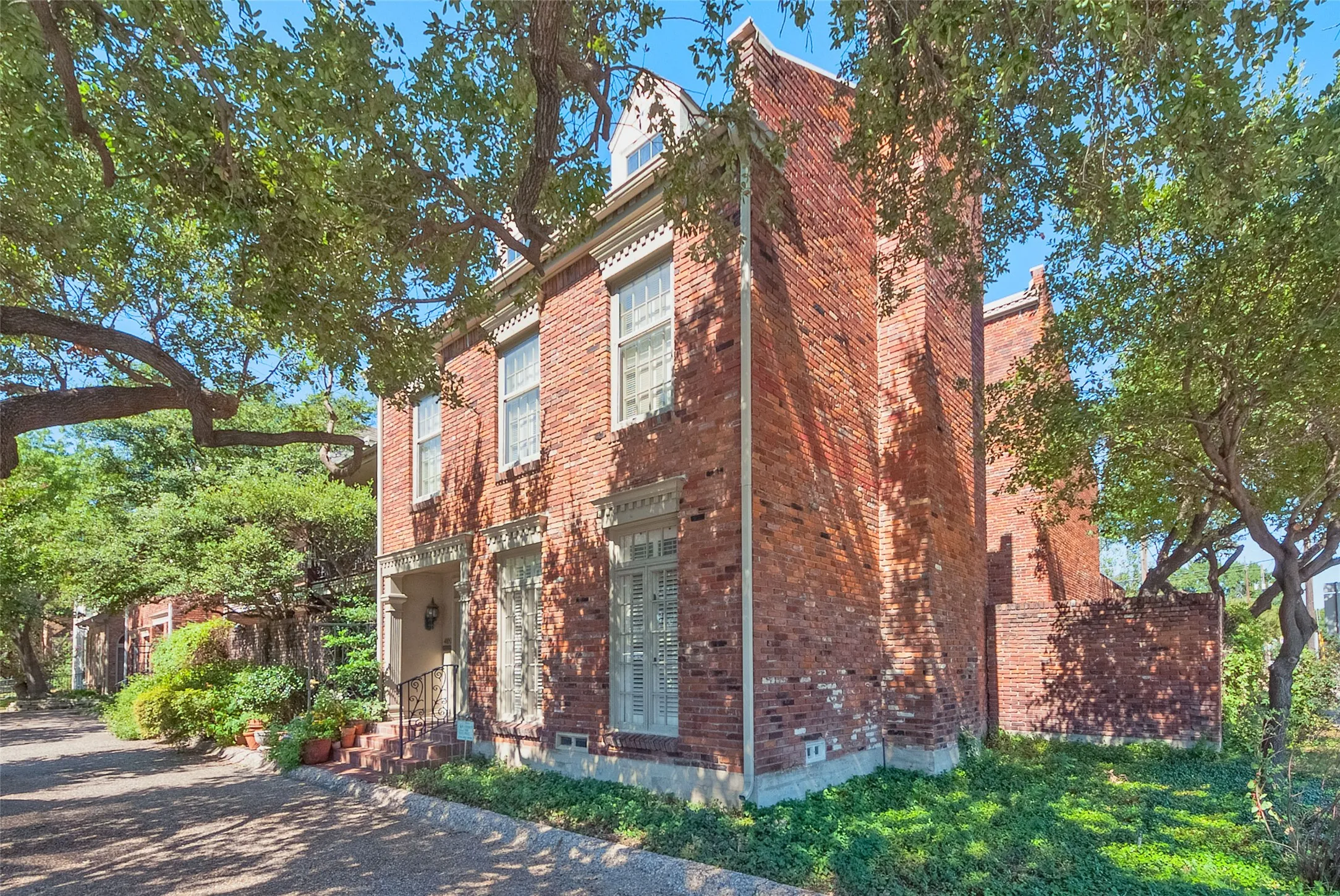 Townhouse For Rent in Dallas County , 4100 Lovers Lane, University Park, Texas 75225, 4 Bedroom, 3 Bathroom, 2 Garage spaces, 2,881 Sqft, built in 1979, mls#21318608, Real Estate Agent in University Park, Homes For Rent in Dallas county, Homes For Rent in University Park, Realtor in University Park Texas, Real Estate Brokerage Independent Realty Texas, Luminita Cordes Realtor