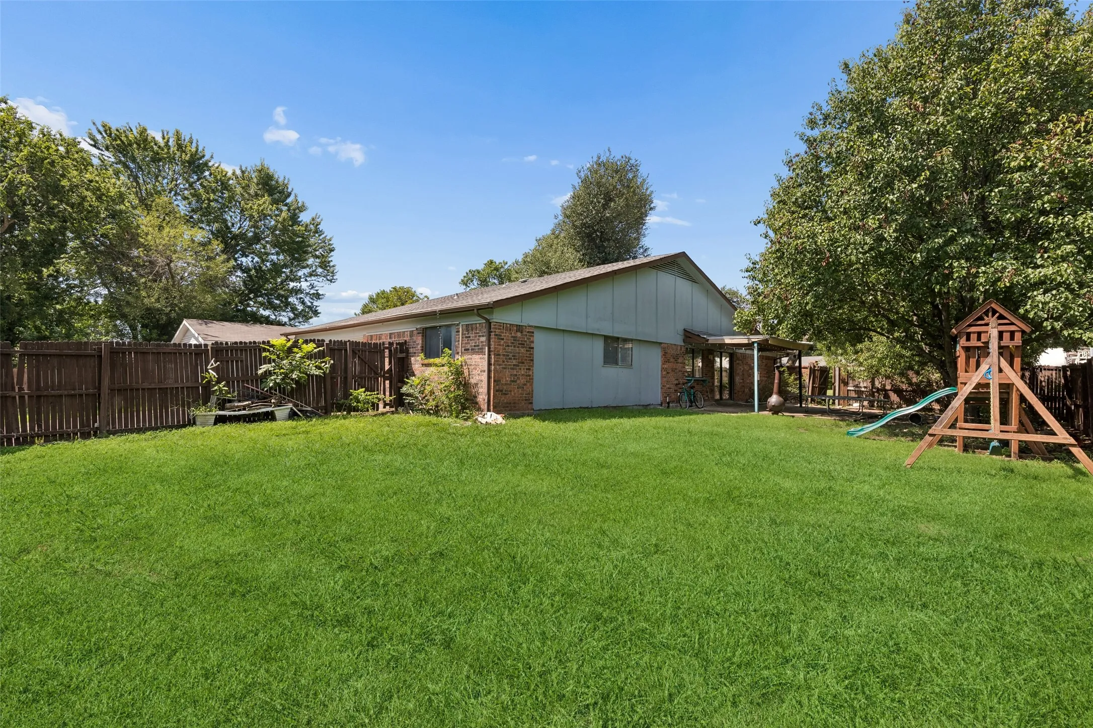 Single Family Residence For Sale in Collin County , 3004 Duchess Trail, Plano, Texas 75074, 3 Bedroom, 2 Bathroom, 2 Garage spaces, 1,737 Sqft, built in 1978, mls#21311482, Real Estate Agent in Plano, Homes For Sale in Collin county, Homes For Sale in Plano, Realtor in Plano Texas, Real Estate Brokerage Independent Realty Texas, Luminita Cordes Realtor