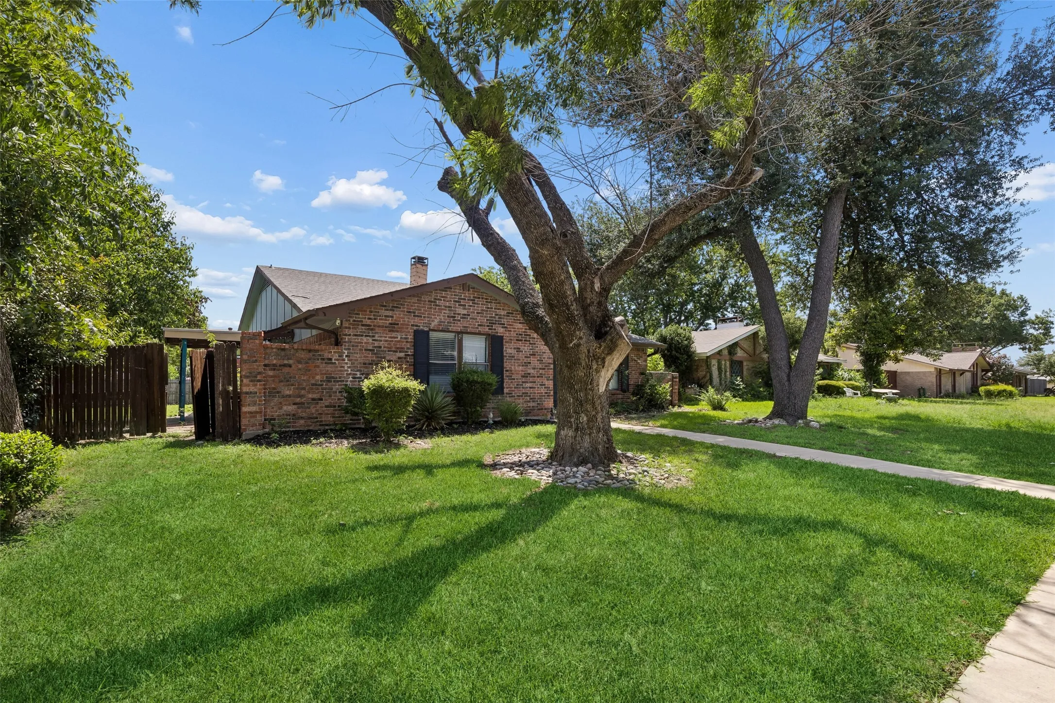 Single Family Residence For Sale in Collin County , 3004 Duchess Trail, Plano, Texas 75074, 3 Bedroom, 2 Bathroom, 2 Garage spaces, 1,737 Sqft, built in 1978, mls#21311482, Real Estate Agent in Plano, Homes For Sale in Collin county, Homes For Sale in Plano, Realtor in Plano Texas, Real Estate Brokerage Independent Realty Texas, Luminita Cordes Realtor
