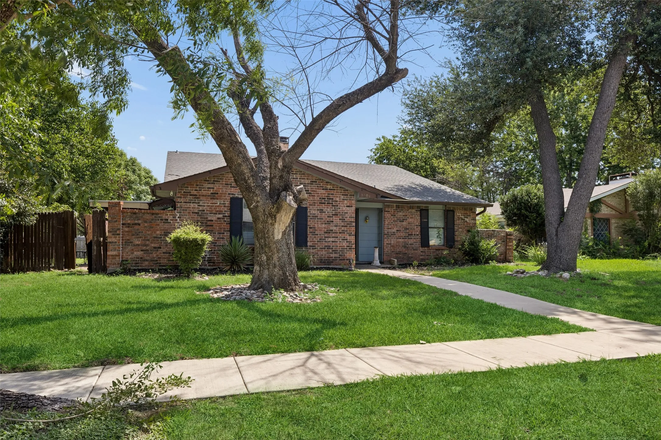 Single Family Residence For Sale in Collin County , 3004 Duchess Trail, Plano, Texas 75074, 3 Bedroom, 2 Bathroom, 2 Garage spaces, 1,737 Sqft, built in 1978, mls#21311482, Real Estate Agent in Plano, Homes For Sale in Collin county, Homes For Sale in Plano, Realtor in Plano Texas, Real Estate Brokerage Independent Realty Texas, Luminita Cordes Realtor