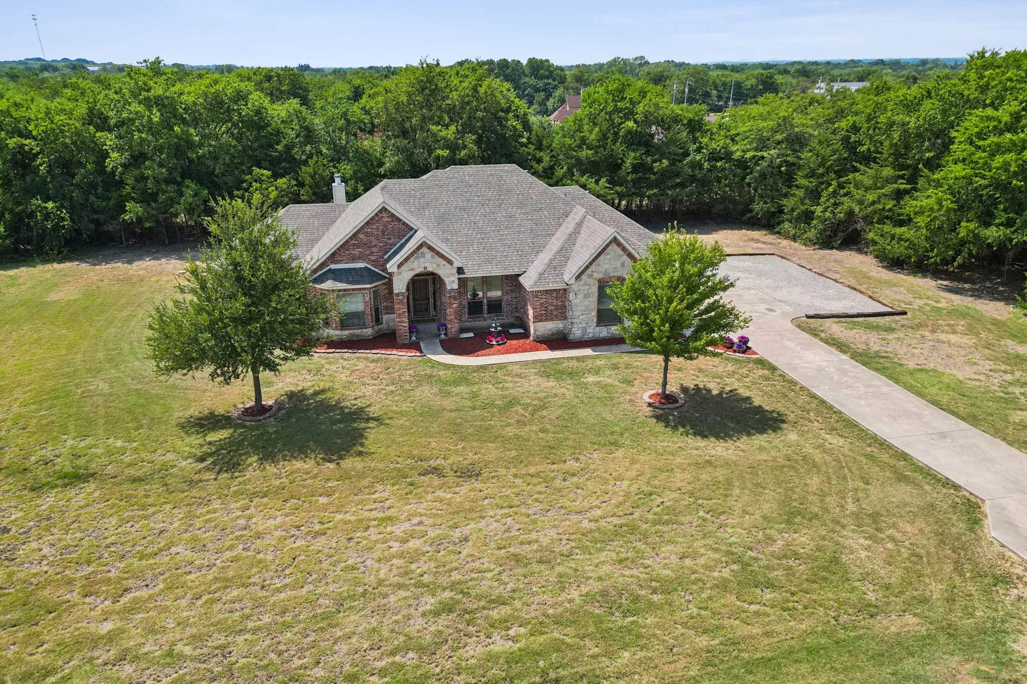 Single Family Residence For Sale in Collin County , 175 Pecan Hollow Circle, Anna, Texas 75409, 3 Bedrooms, 3 Bathrooms, 2 Garage spaces, 2,377 Sqft, built in 2007, Price $529,000, mls#21318827, Real Estate Agent in Anna, Homes For Sale in Collin county, Homes For Sale in Anna, Realtor in Anna Texas, Real Estate Brokerage Independent Realty Texas, Luminita Cordes Realtor