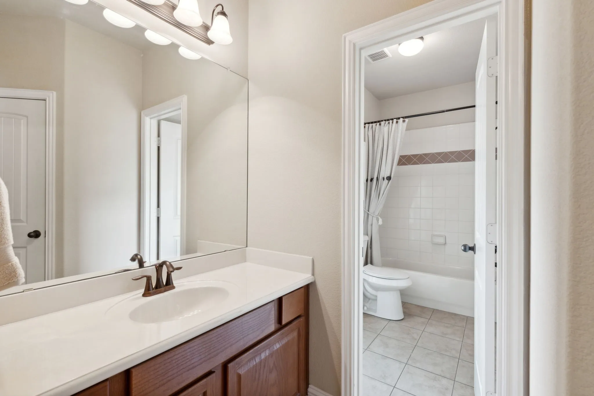 Single Family Residence For Sale in Collin County , 175 Pecan Hollow Circle, Anna, Texas 75409, 3 Bedrooms, 3 Bathrooms, 2 Garage spaces, 2,377 Sqft, built in 2007, Price $529,000, mls#21318827, Real Estate Agent in Anna, Homes For Sale in Collin county, Homes For Sale in Anna, Realtor in Anna Texas, Real Estate Brokerage Independent Realty Texas, Luminita Cordes Realtor