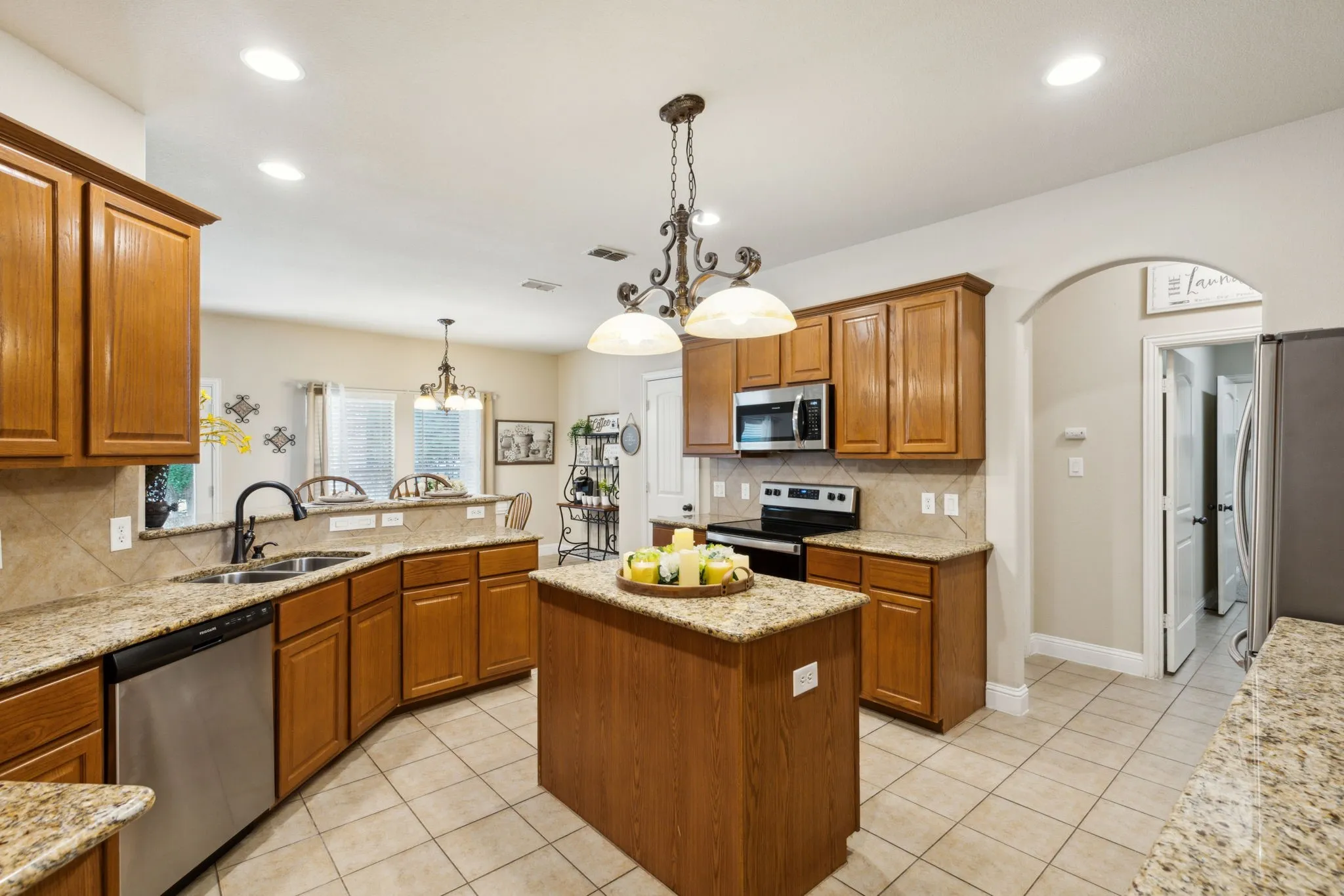 Single Family Residence For Sale in Collin County , 175 Pecan Hollow Circle, Anna, Texas 75409, 3 Bedrooms, 3 Bathrooms, 2 Garage spaces, 2,377 Sqft, built in 2007, Price $529,000, mls#21318827, Real Estate Agent in Anna, Homes For Sale in Collin county, Homes For Sale in Anna, Realtor in Anna Texas, Real Estate Brokerage Independent Realty Texas, Luminita Cordes Realtor