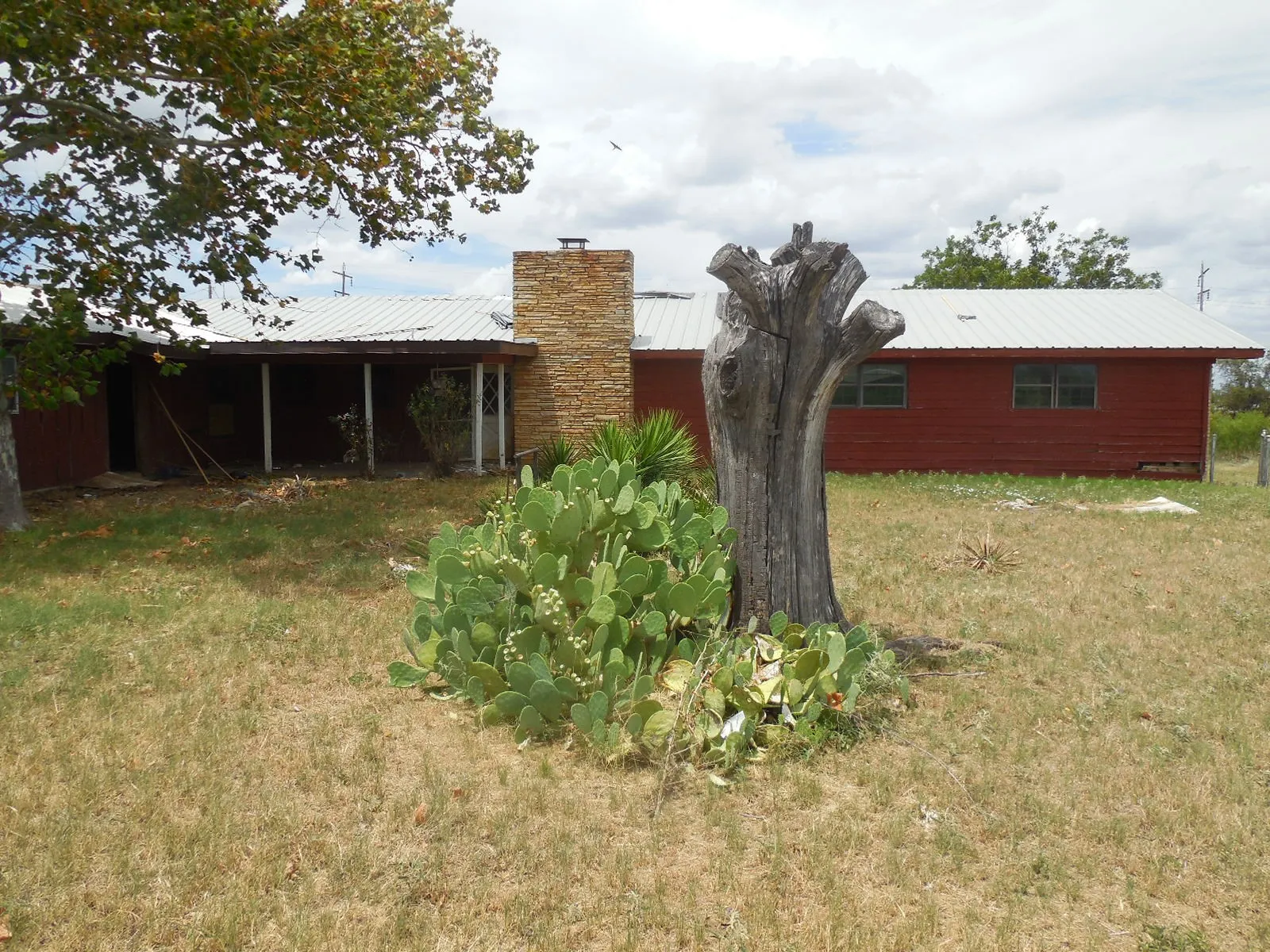 Farm For Sale in Stephens County , 1809 E Elliott Street, Breckenridge, Texas 76424, 3 Bedroom, 2 Bathroom, 3 Garage spaces, 2,613 Sqft, built in 1979, mls#21318829, Real Estate Agent in Breckenridge, Homes For Sale in Stephens county, Homes For Sale in Breckenridge, Realtor in Breckenridge Texas, Real Estate Brokerage Independent Realty Texas, Luminita Cordes Realtor