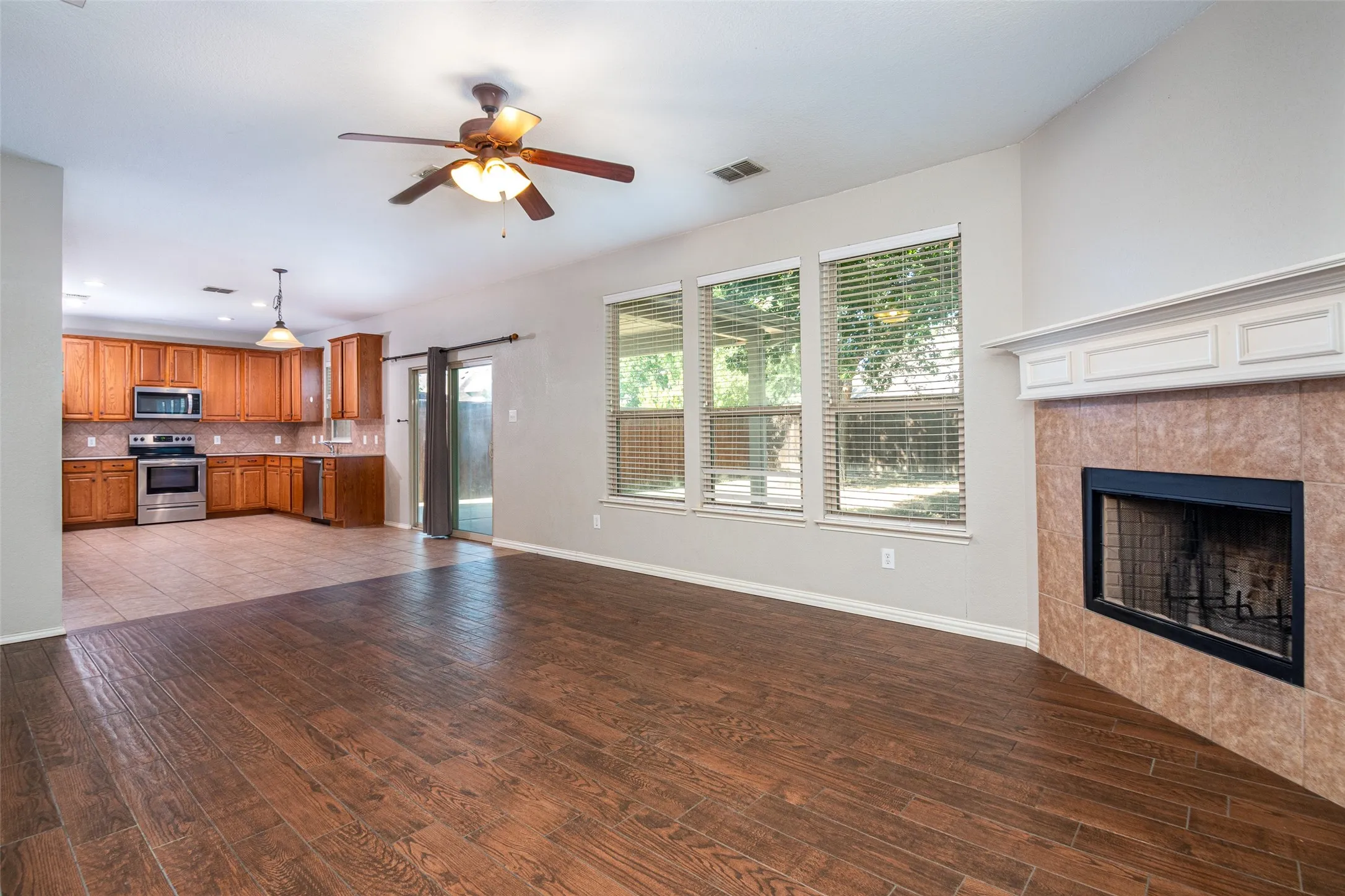 Single Family Residence For Rent in Collin County , 3904 Ironstone Lane, Mc Kinney, Texas 75070, 3 Bedroom, 3 Bathroom, 2 Garage spaces, 2,280 Sqft, built in 2007, mls#21317463, Real Estate Agent in Mc Kinney, Homes For Rent in Collin county, Homes For Rent in Mc Kinney, Realtor in Mc Kinney Texas, Real Estate Brokerage Independent Realty Texas, Luminita Cordes Realtor