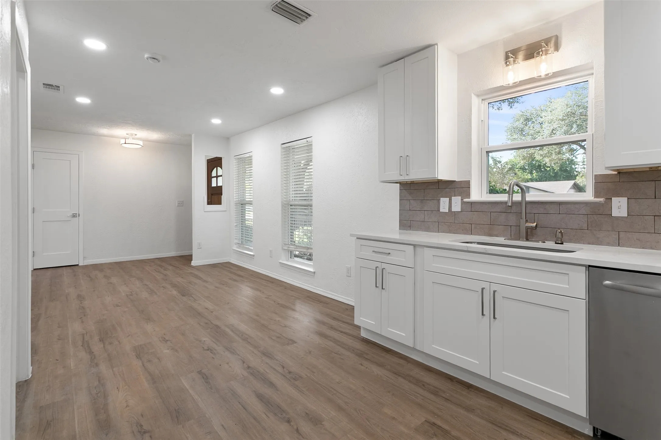 Single Family Residence For Rent in Collin County , 406 Pleasant Valley Lane, Richardson, Texas 75080, 4 Bedroom, 2 Bathroom, 2 Garage spaces, 1,616 Sqft, built in 1970, mls#21318867, Real Estate Agent in Richardson, Homes For Rent in Collin county, Homes For Rent in Richardson, Realtor in Richardson Texas, Real Estate Brokerage Independent Realty Texas, Luminita Cordes Realtor